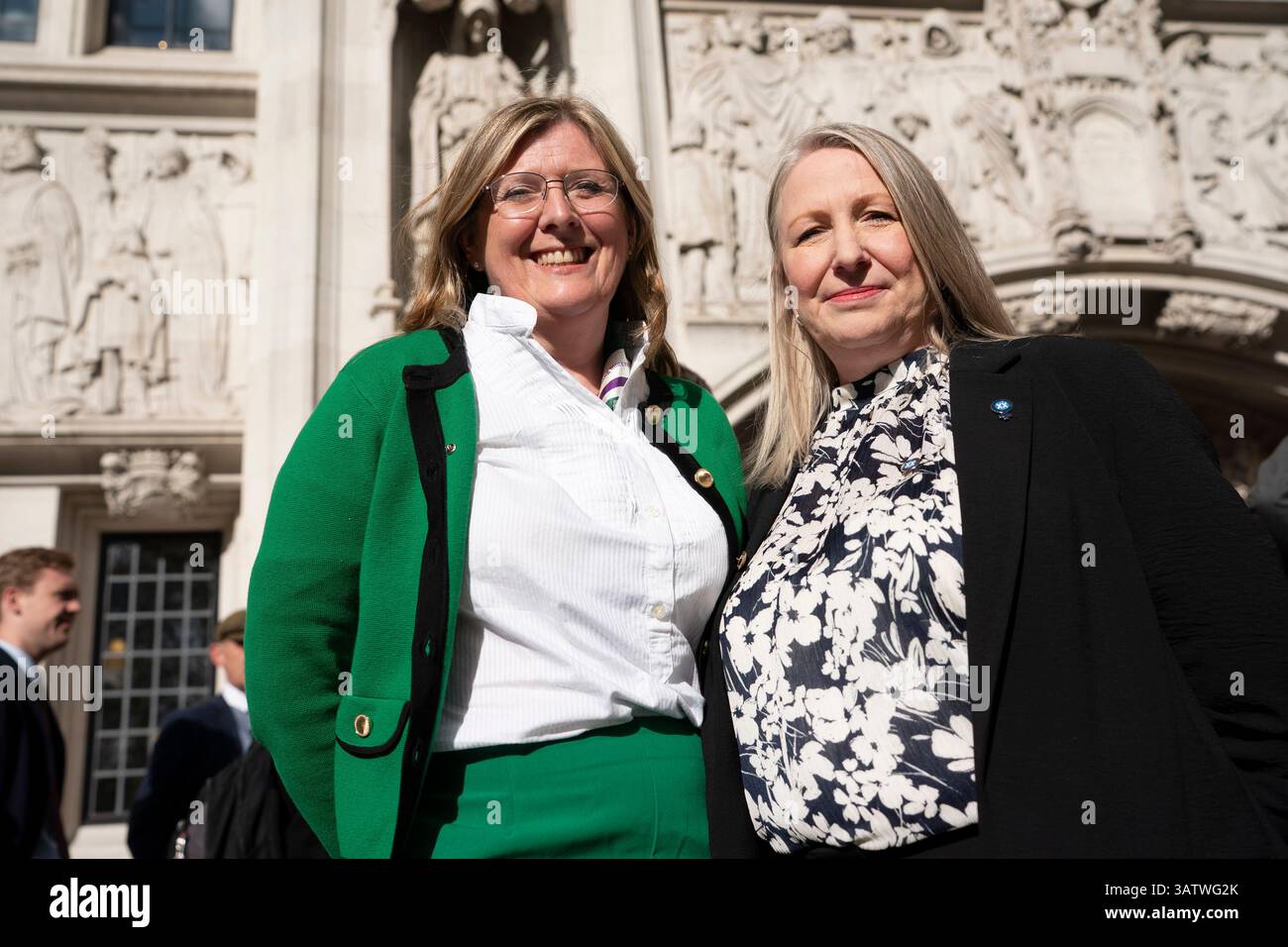 L) e Marion Calder, direttori del gruppo for Women Scotland, giungono alla Corte Suprema di Londra prima di pronunciarsi contro il governo scozzese. Foto Stock