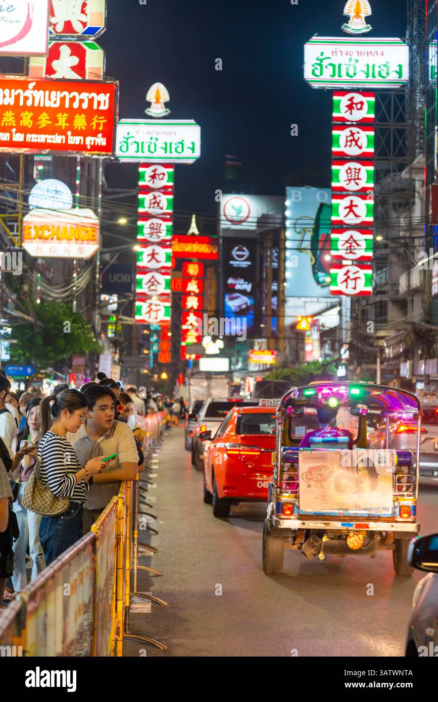 Thailandia - 3 luglio 2024: Scena notturna del quartiere cinese di Bangkok, con luci e cartelli luminosi, tuk-tuk sgargianti, bancarelle di cibo, negozi e molti altri Foto Stock