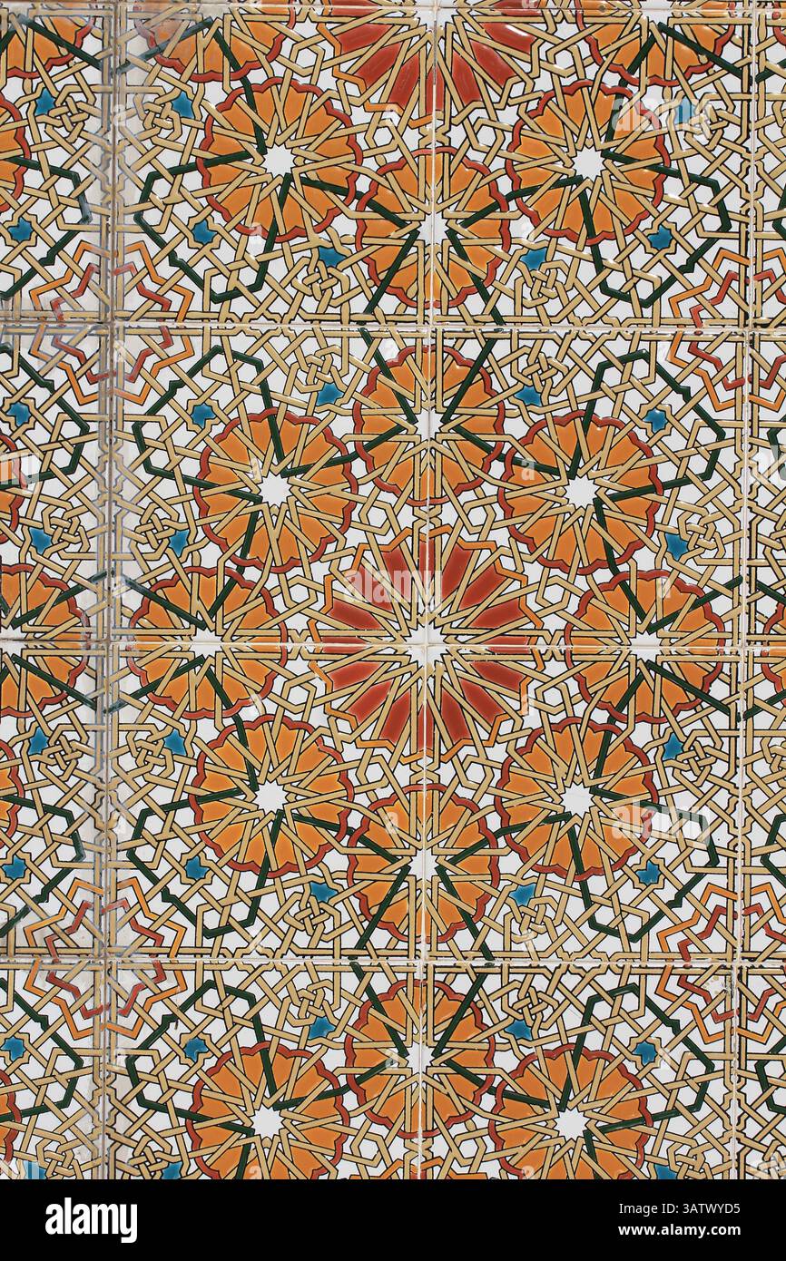 Un pannello piastrellato costituito da motivi vegetali e geometrici. Il pannello è un esempio di arte ceramica turca tradizionale. Foto Stock