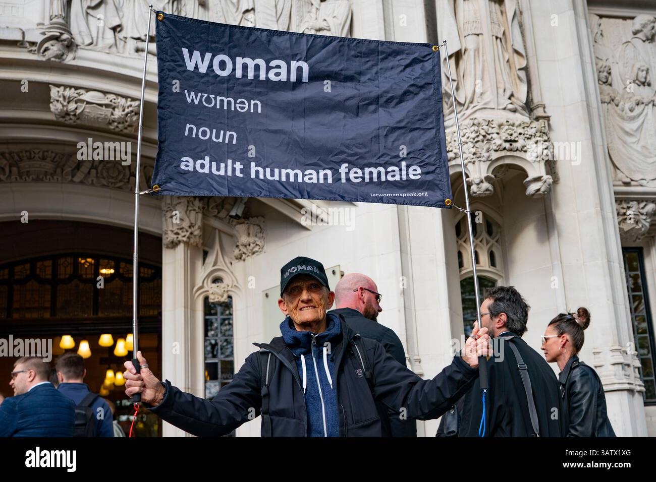 Protesta per i diritti delle donne al di fuori della Corte Suprema di Londra prima di pronunciarsi per Women Scotland contro governo scozzese. 16/4/2025. Foto Stock