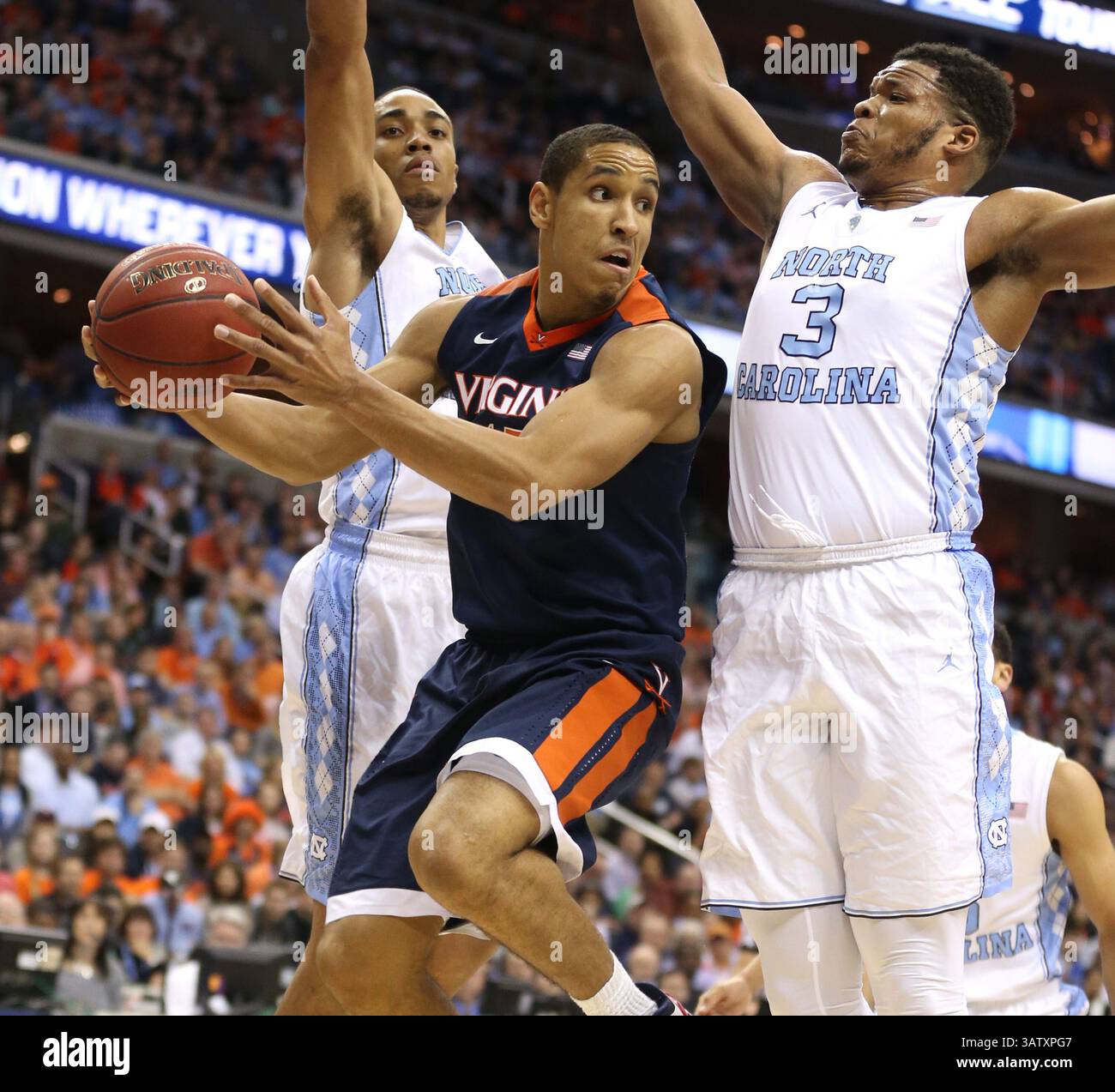 12 marzo 2016 - Washington, DC, USA - Malcolm Brogdon della Virginia (15) passa intorno al North Carolina Brice Johnson, Left, e Kennedy Meeks (3) durante il primo tempo nella finale dell'ACC Tournament al Verizon Center di Washington sabato 12 marzo 2016. (Immagine di credito: © Ethan Hyman/TNS tramite filo ZUMA) Foto Stock