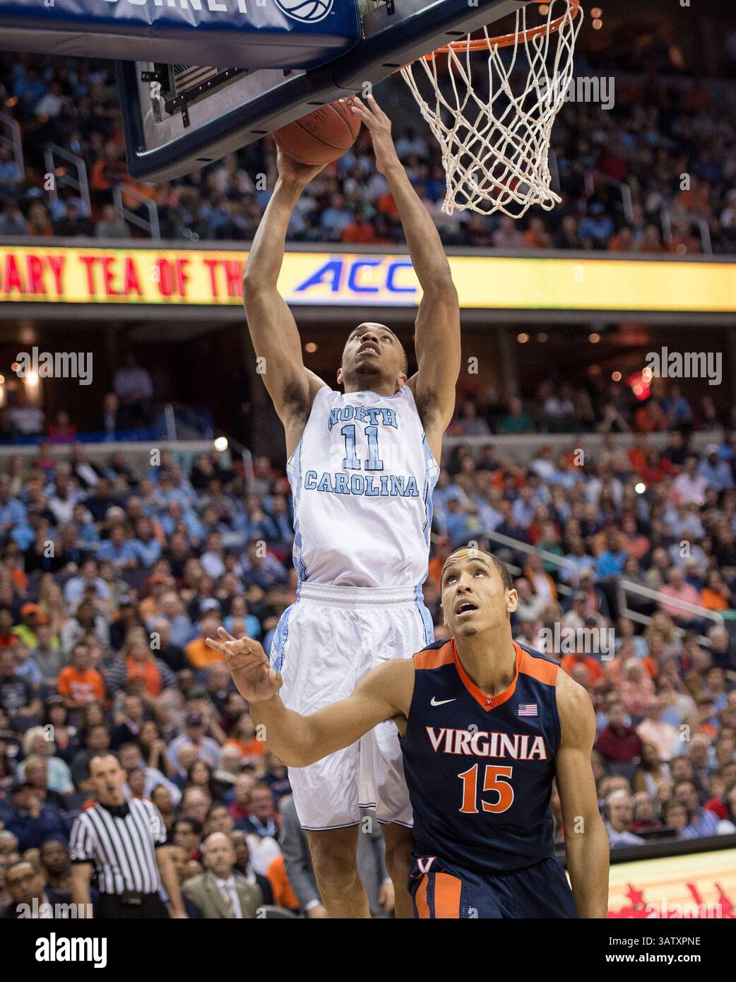 12 marzo 2016 - Washington DC, U. S - l'attaccante dei North Carolina Tar Heels BRICE JOHNSON (11) segna sulla guardia dei Virginia Cavaliers MALCOLM BROGDON (15) durante le finali del torneo di pallacanestro maschile ACC. North Carolina ha battuto Virginia 61-57 al Verizon Center di Washington, DC. (Credito immagine: © Tom Rothenberg via ZUMA Wire) Foto Stock