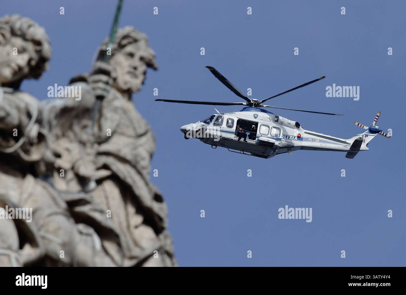 3 aprile 2016 - Stato della città del Vaticano (Santa sede) - Un file della polizia in elicottero sulla piazza davanti alla Santa messa di Papa Francesco, domenica della Divina Misericordia in Piazza San Pietro in Vaticano. (Immagine di credito: © Evandro Inetti via ZUMA Wire) Foto Stock