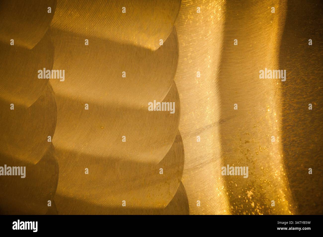 Parte dell'elica di bronzo della nave, primo piano. Nuova texture in bronzo lucido. Superficie non uniforme con trama in bronzo lucido. Foto Stock