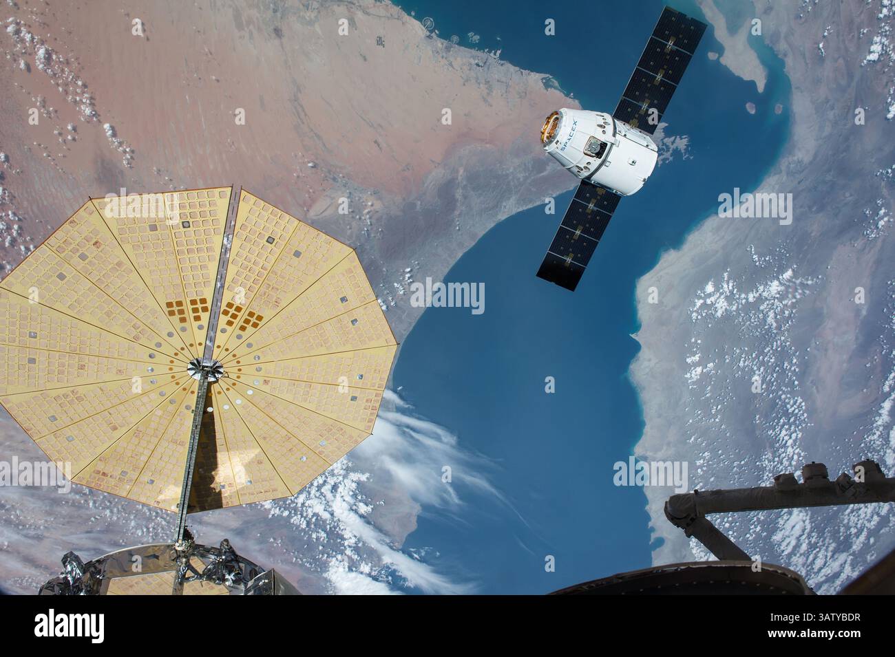 10 aprile 2016 - Earth Orbit, Stati Uniti d'America - il cargo commerciale SpaceX Dragon si avvicina alla stazione spaziale Internazionale per l'attracco il 10 aprile 2016 a Earth Orbit. Il veicolo spaziale sta fornendo 7.000 libbre di rifornimenti, incluso il Bigelow Expandable Activity Module, noto come BEAM. (Immagine di credito: © NASA/NASA via ZUMA Wire) Foto Stock