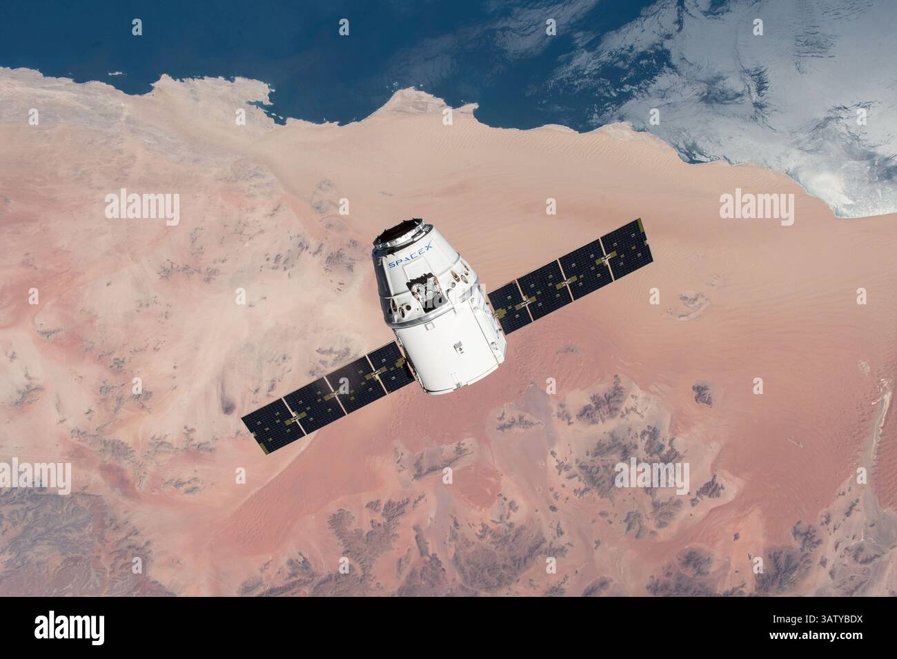 10 aprile 2016 - Earth Orbit, Stati Uniti d'America - il cargo commerciale SpaceX Dragon si avvicina alla stazione spaziale Internazionale per l'attracco il 10 aprile 2016 a Earth Orbit. Il veicolo spaziale sta fornendo 7.000 libbre di rifornimenti, incluso il Bigelow Expandable Activity Module, noto come BEAM. (Immagine di credito: © NASA/NASA via ZUMA Wire) Foto Stock