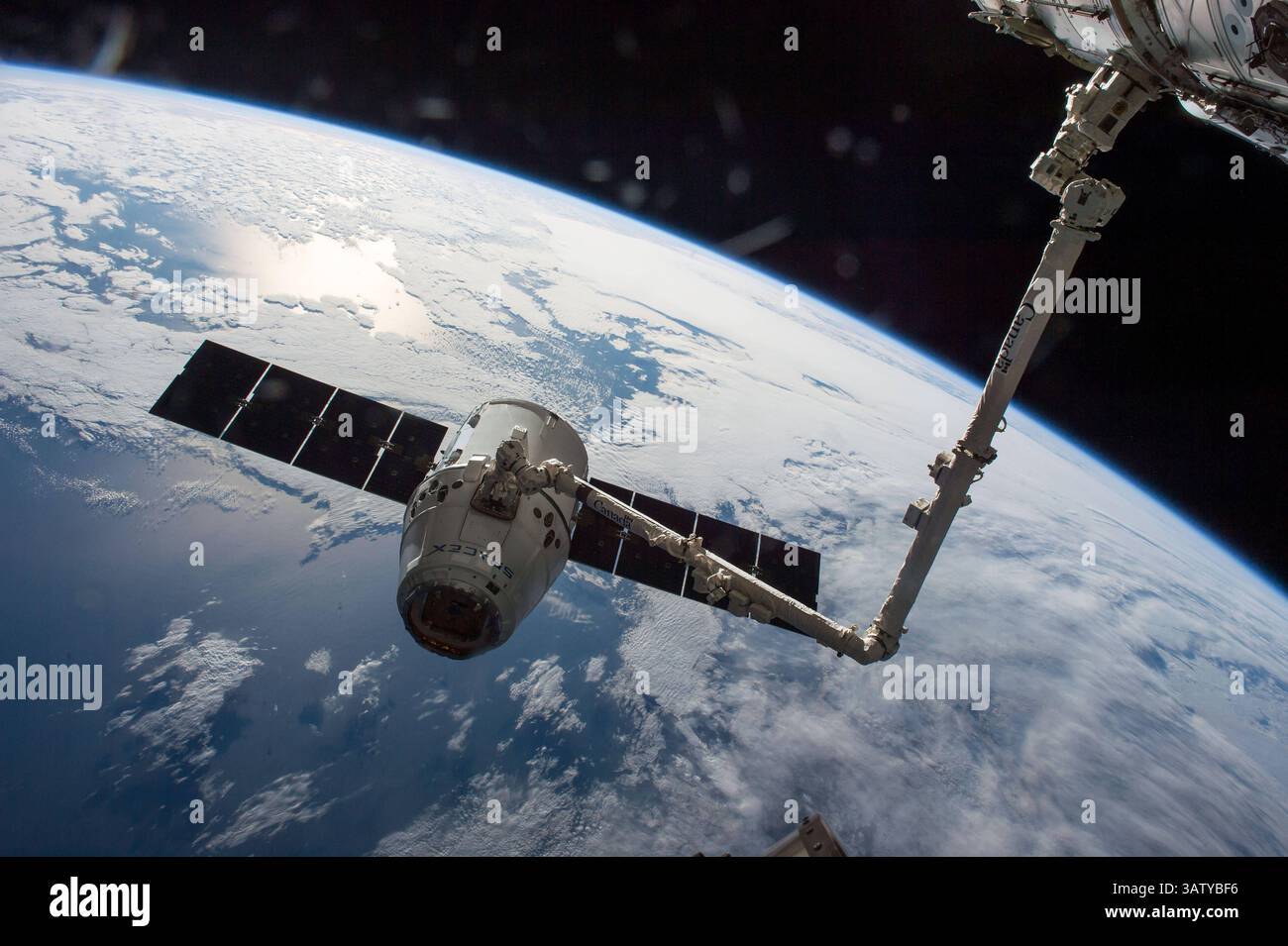10 aprile 2016 - Earth Orbit, Stati Uniti d'America - la nave mercantile commerciale SpaceX Dragon è affollata dal braccio robotico mentre ormeggia con la stazione spaziale Internazionale 10 aprile 2016 a Earth Orbit. Il veicolo spaziale sta fornendo 7.000 libbre di rifornimenti, incluso il Bigelow Expandable Activity Module, noto come BEAM. (Immagine di credito: © NASA/NASA via ZUMA Wire) Foto Stock