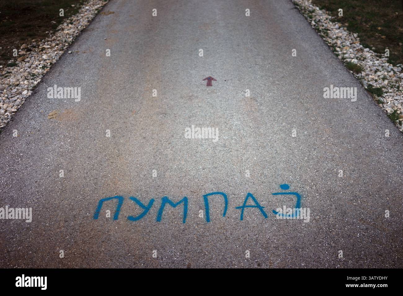 Zlatibor, Serbia - 17 aprile 2025: L'iscrizione Pump on the Mountain Road, una parola che segnò le proteste studentesche. Gli studenti sono passati attraverso di lei Foto Stock