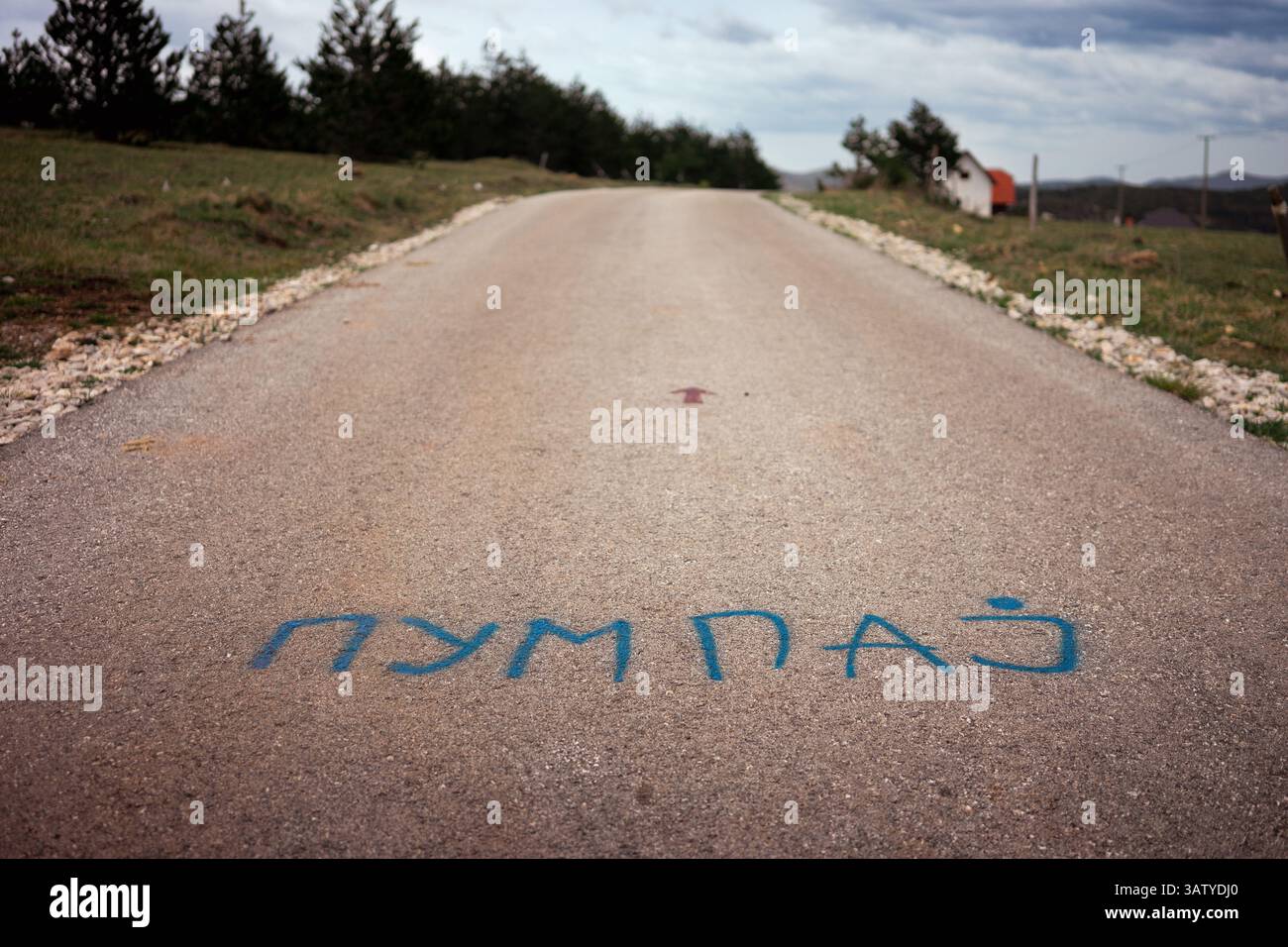 Zlatibor, Serbia - 17 aprile 2025: L'iscrizione Pump on the Mountain Road, una parola che segnò le proteste studentesche. Gli studenti sono passati attraverso di lei Foto Stock