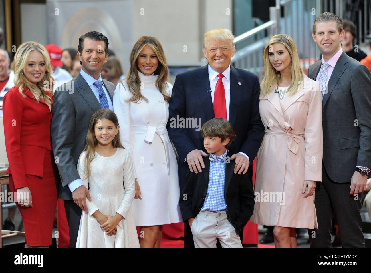 21 aprile 2016 - New York, NY, Stati Uniti d'America - 21 aprile 2016 New York City..Tiffany Trump, Donald Trump Jr, Kai Trump, Melania Trump, 2016 candidato presidenziale repubblicano Donald Trump, Tristan Trump, Ivanka Trump e Eric Trump si sono presentati sul palco durante il Today Trump Town Hall della NBC al Rockefeller Plaza il 21 aprile 2016 a New York City. (Immagine di credito: © Kristin Callahan/Ace Pictures via ZUMA Press) Foto Stock