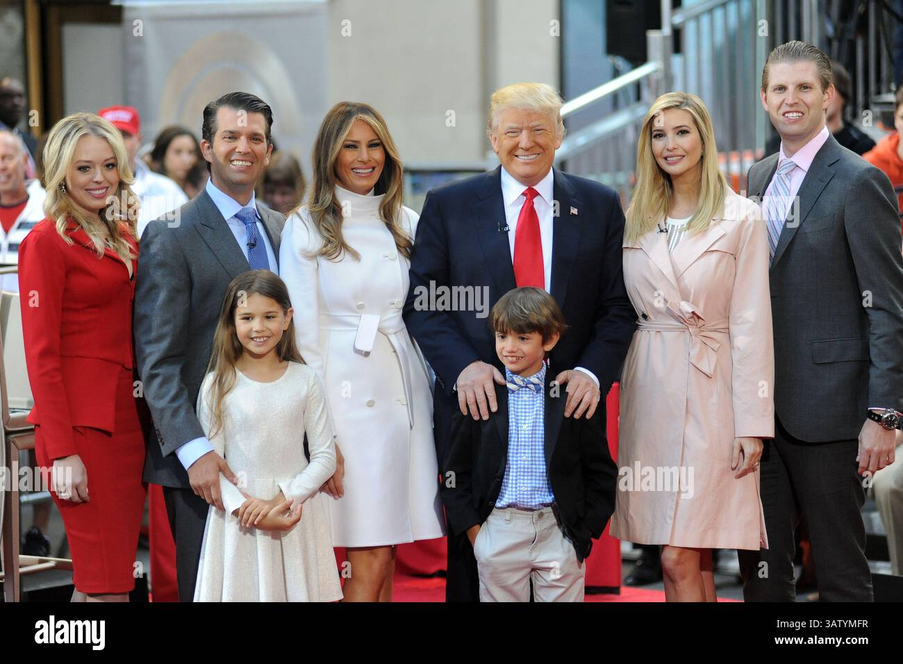21 aprile 2016 - New York, NY, Stati Uniti d'America - 21 aprile 2016 New York City..Tiffany Trump, Donald Trump Jr, Kai Trump, Melania Trump, 2016 candidato presidenziale repubblicano Donald Trump, Tristan Trump, Ivanka Trump e Eric Trump si sono presentati sul palco durante il Today Trump Town Hall della NBC al Rockefeller Plaza il 21 aprile 2016 a New York City. (Immagine di credito: © Kristin Callahan/Ace Pictures via ZUMA Press) Foto Stock