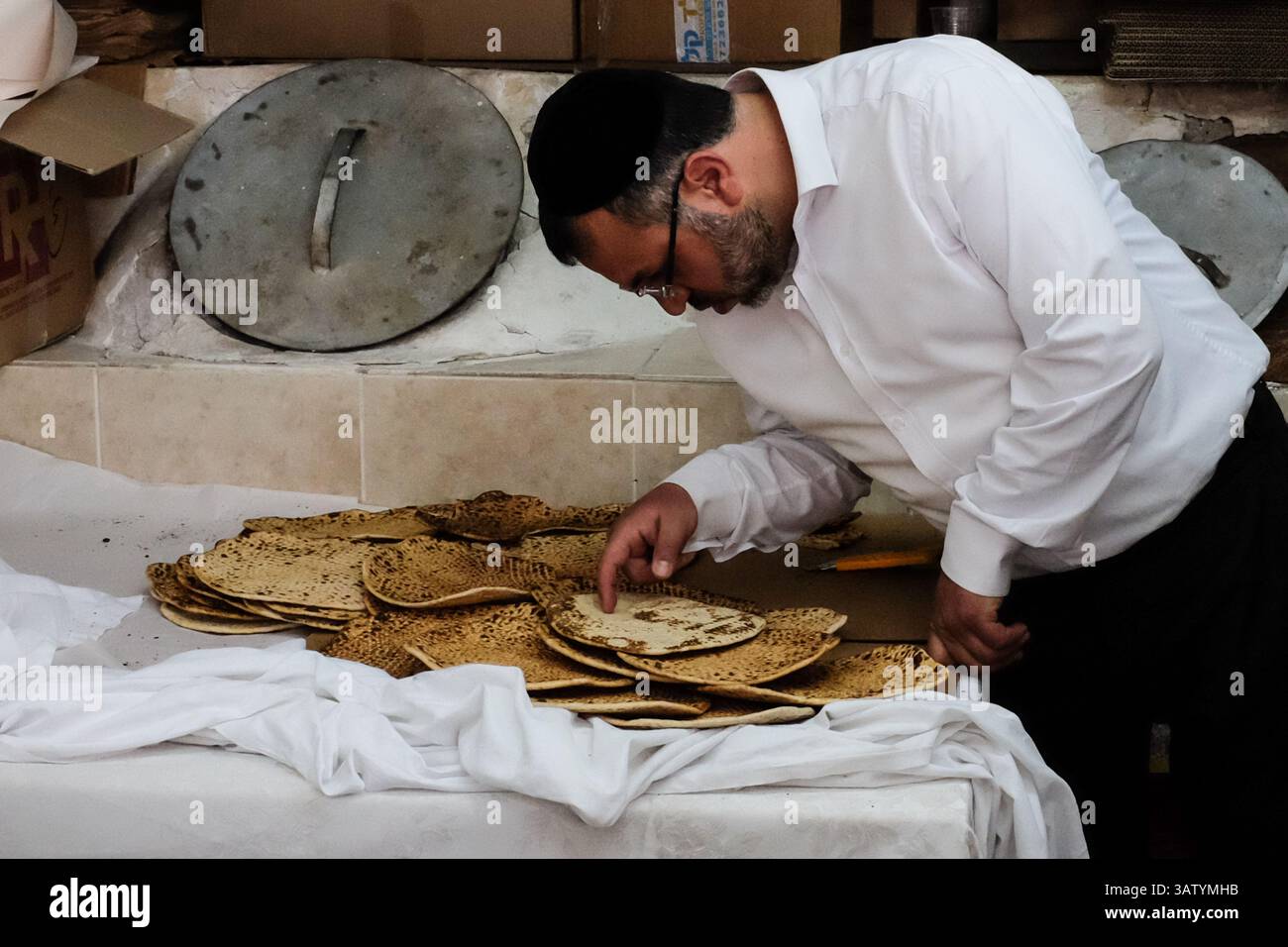 21 aprile 2016 - Gerusalemme, Israele - gli ebrei preparano la matzah, pane non lievito, per Pesach, simbolo dell'esodo biblico degli antichi ebrei dalla schiavitù in Egitto alla libertà, in cui non avendo avuto il tempo di aspettare che l'impasto sorgesse prima di lasciare l'Egitto, viaggiarono nel deserto con pane non lievito. (Immagine di credito: © Nir Alon via ZUMA Wire) Foto Stock