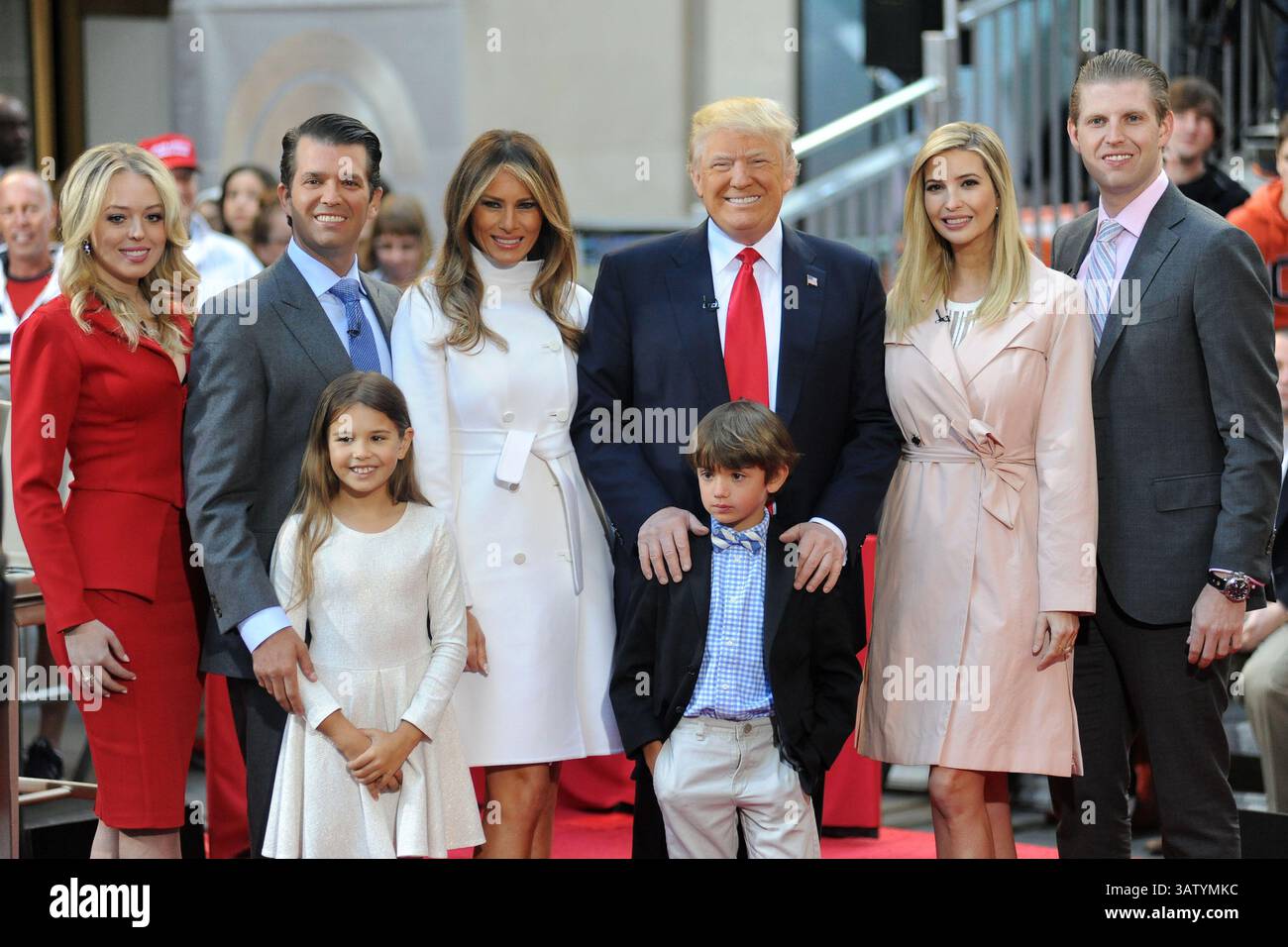 21 aprile 2016 - New York, NY, Stati Uniti d'America - 21 aprile 2016 New York City..Tiffany Trump, Donald Trump Jr, Kai Trump, Melania Trump, 2016 candidato presidenziale repubblicano Donald Trump, Tristan Trump, Ivanka Trump e Eric Trump si sono presentati sul palco durante il Today Trump Town Hall della NBC al Rockefeller Plaza il 21 aprile 2016 a New York City. (Immagine di credito: © Kristin Callahan/Ace Pictures via ZUMA Press) Foto Stock