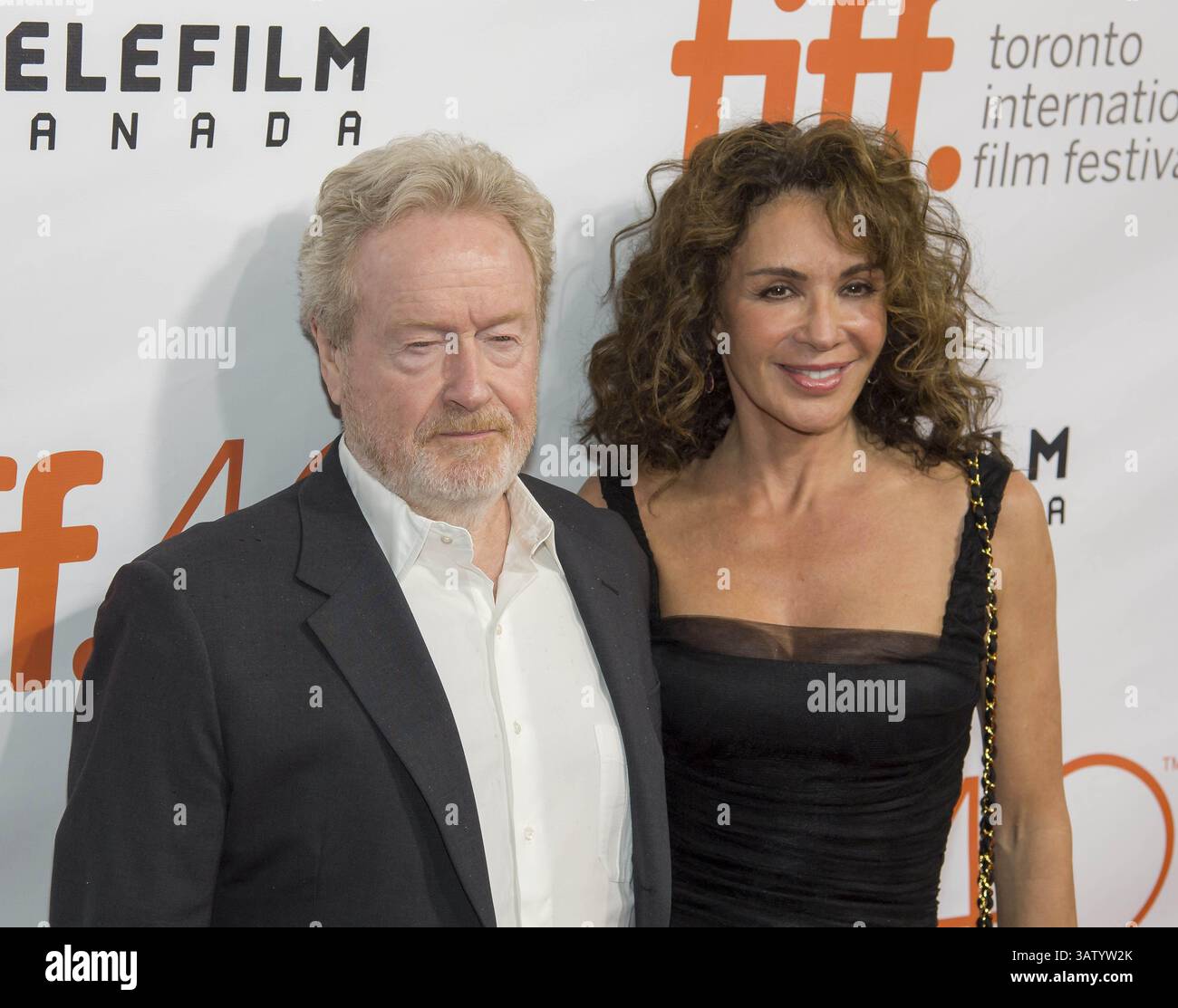 11 settembre 2015 - Toronto, Canada - il regista Ridley Scott e sua moglie Gianina Facio partecipano alla prima mondiale di The Martian al Toronto International Film Festival presso la Roy Thomson Hall 11 settembre 2015 a Toronto, Canada. (Immagine di credito: © Bill Ingalls via ZUMA Wire) Foto Stock