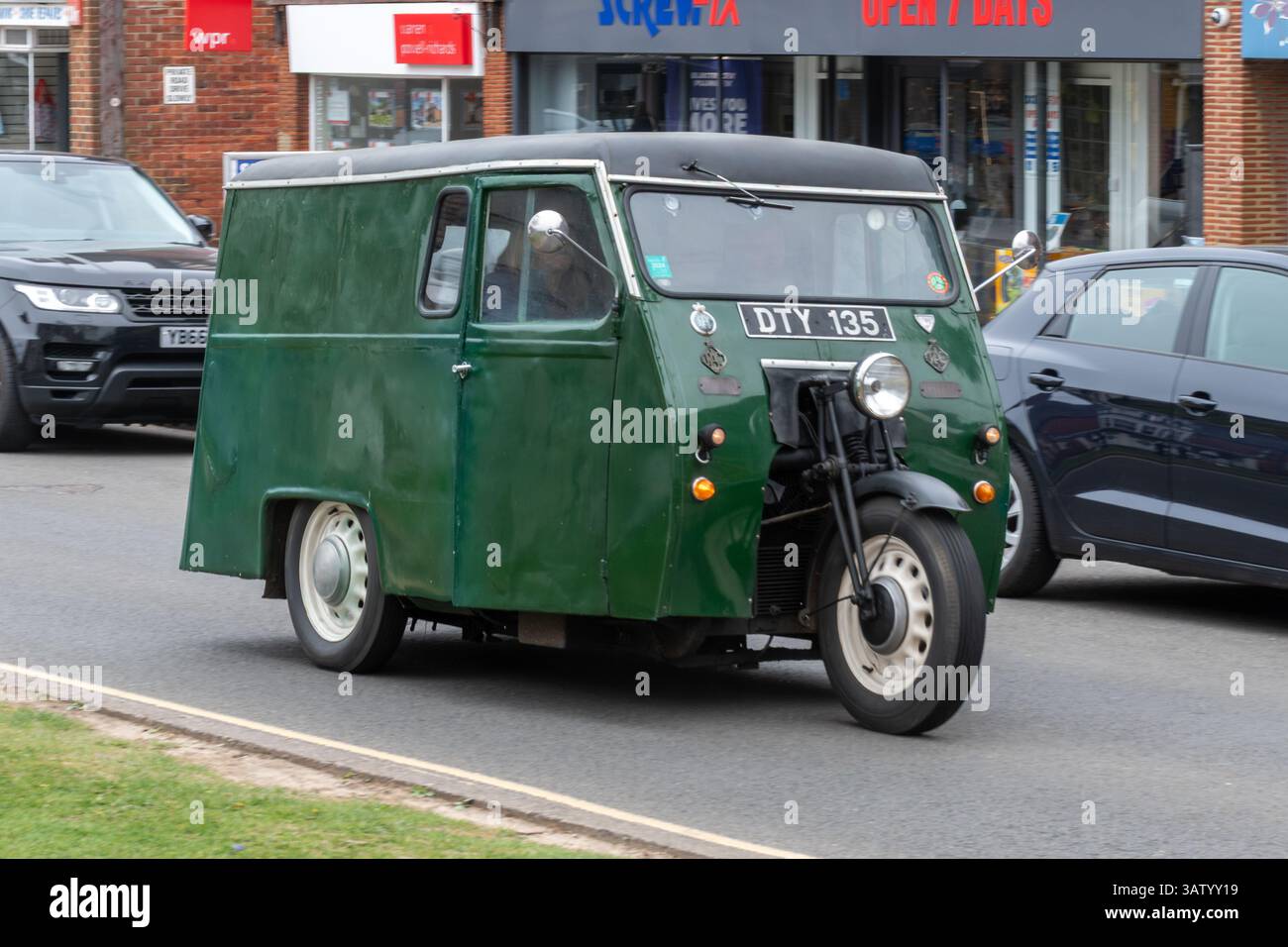 Un'auto a tre ruote Reliant verde del 1949 che guida su strada, Surrey, Inghilterra, Regno Unito Foto Stock
