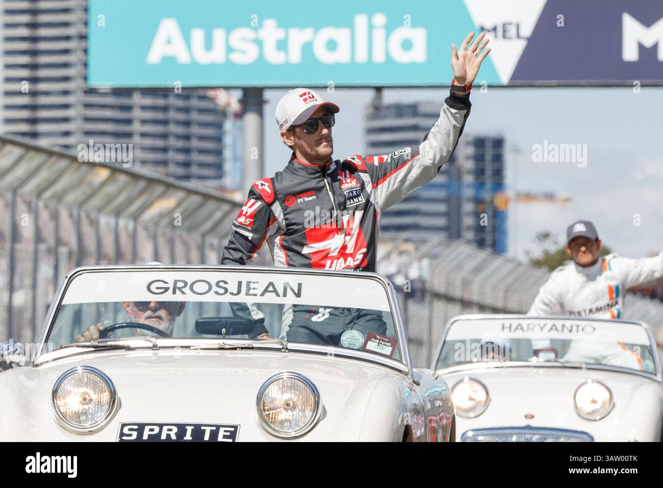 20 marzo 2016: Romain Grosjean (fra) #8 del team Haas F1 alla parata dei piloti prima del Gran Premio d'Australia di Formula 1 2016 ad Albert Park, Melbourne, Australia. Sydney Low/Cal Sport Media (immagine di credito: © Sydney Low/CSM tramite cavo ZUMA) Foto Stock