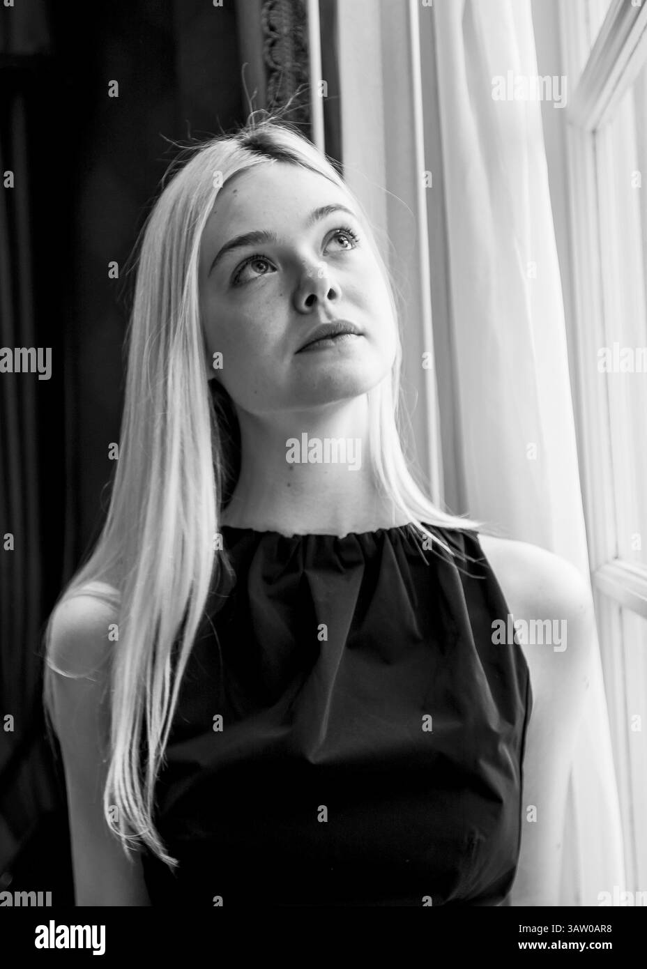 20 maggio 2014 - Hollywood, California, Stati Uniti - ELLE FANNING promuove ''Maleficent'. Mary Elle Fanning (New York, 9 aprile 1998) è un'attrice statunitense. È la sorella minore dell'attrice D. Fanning. Nel 2011, Fanning ha recitato nel suo ruolo di Alice Dainard in Super 8, per il quale ha ricevuto un Spotlight Award all'Hollywood Film Festival. Fanning ha ricevuto diverse nomination, tra cui per un Saturn Award, un Young Artist Award, un Broadcast Film Critics Association Award, un Teen Choice Award, uno Scream Award e un MTV Movie Award. È conosciuta principalmente per i suoi ruoli da protagonista i Foto Stock