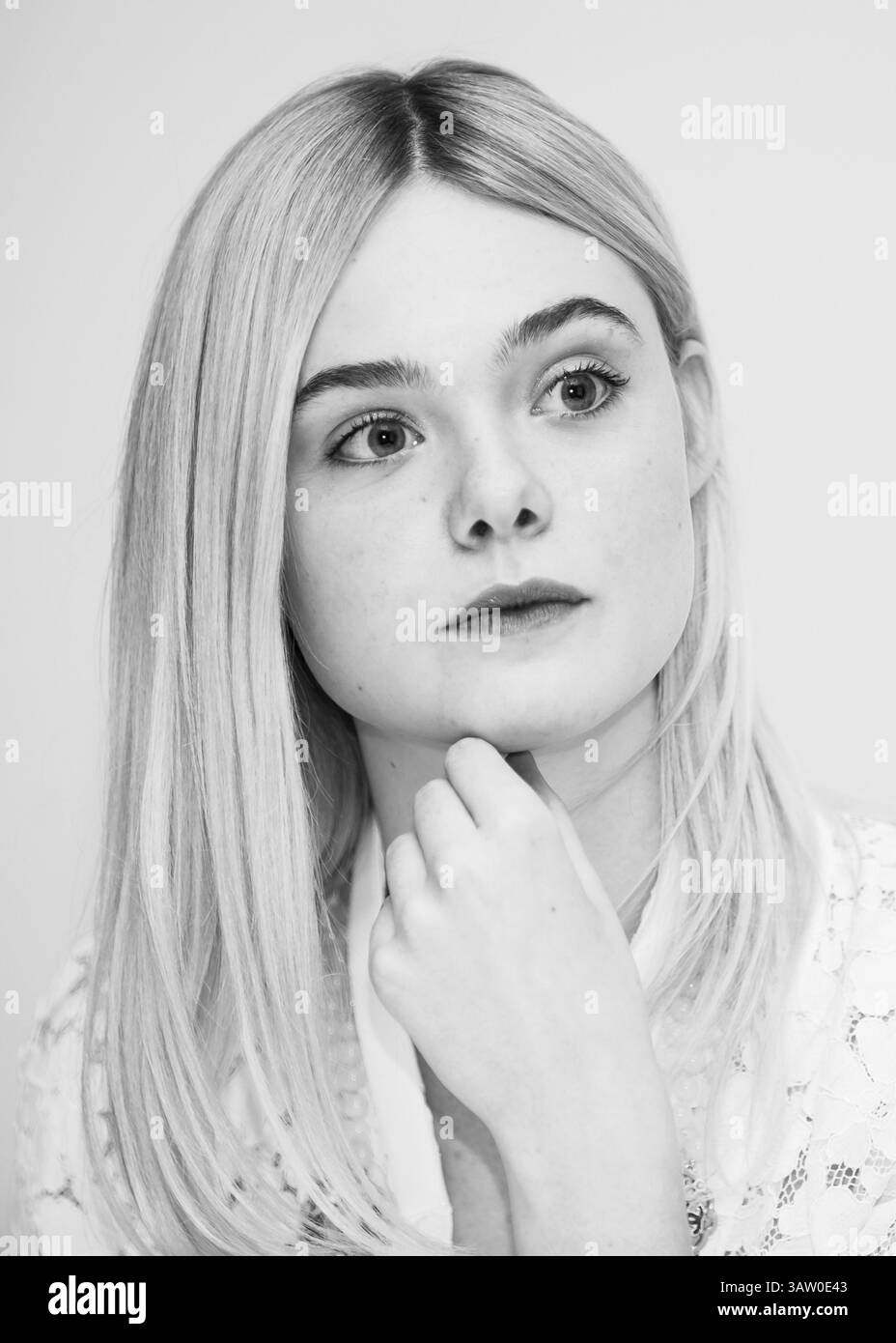 28 ottobre 2015 - Hollywood, California, Stati Uniti - ELLE FANNING promuove ''Trumbo'. Mary Elle Fanning (New York, 9 aprile 1998) è un'attrice statunitense. È la sorella minore dell'attrice D. Fanning. Nel 2011, Fanning ha recitato nel suo ruolo di Alice Dainard in Super 8, per il quale ha ricevuto un Spotlight Award all'Hollywood Film Festival. Fanning ha ricevuto diverse nomination, tra cui per un Saturn Award, un Young Artist Award, un Broadcast Film Critics Association Award, un Teen Choice Award, uno Scream Award e un MTV Movie Award. È conosciuta principalmente per i suoi ruoli da protagonista in Phoebe in W Foto Stock
