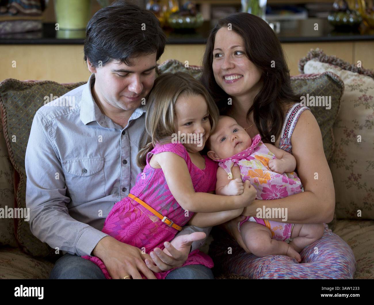 24 settembre 2014 - Fort Worth, Texas, USA - in questa foto 2014, Vadym Kholodenko posa con la moglie Sofya Tsygankova e le figlie Nika, 4 anni, e Michela, 2 mesi, il 23 settembre, 2014. la polizia dice che le loro figlie Nika e Michela sono state trovate morte nella loro casa il 17 marzo 2016 e Tsygankova è stata ricoverata in ospedale con più ferite da pugnalata. La polizia di Benbrook ha detto, venerdì, che Kholodenko non e' un sospetto. (Immagine di credito: © Joyce Marshall/TNS via ZUMA Wire) Foto Stock