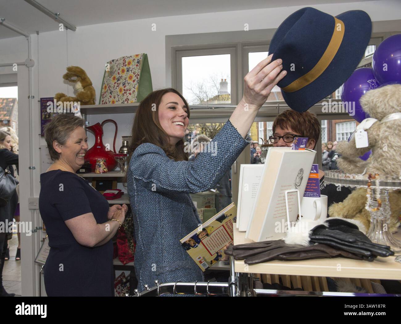18 marzo 2016 - Holt, GRAN BRETAGNA - Kate, la duchessa di Cambridge, prova su un cappello mentre una visita per aprire ufficialmente un nuovo negozio di beneficenza EACH (Royal Patron of East AngliaÃÂ­s ChildrenÃÂ­s Hospices) a Holt, Inghilterra, venerdì 18 marzo 2016. (Immagine di credito: © Prensa Internacional via cavo ZUMA) Foto Stock