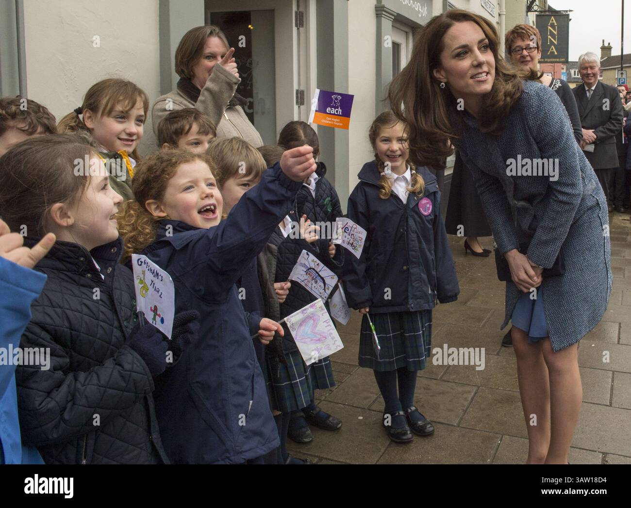 18 marzo 2016 - Holt, GRAN BRETAGNA - Kate, la duchessa di Cambridge, parla con i bambini della Gresham School durante la sua visita per aprire ufficialmente un nuovo negozio di beneficenza EACH (Royal Patron of East AngliaÃÂ­s ChildrenÃÂ­s Hospices) a Holt, Inghilterra, venerdì 18 marzo 2016. (Immagine di credito: © Prensa Internacional via cavo ZUMA) Foto Stock