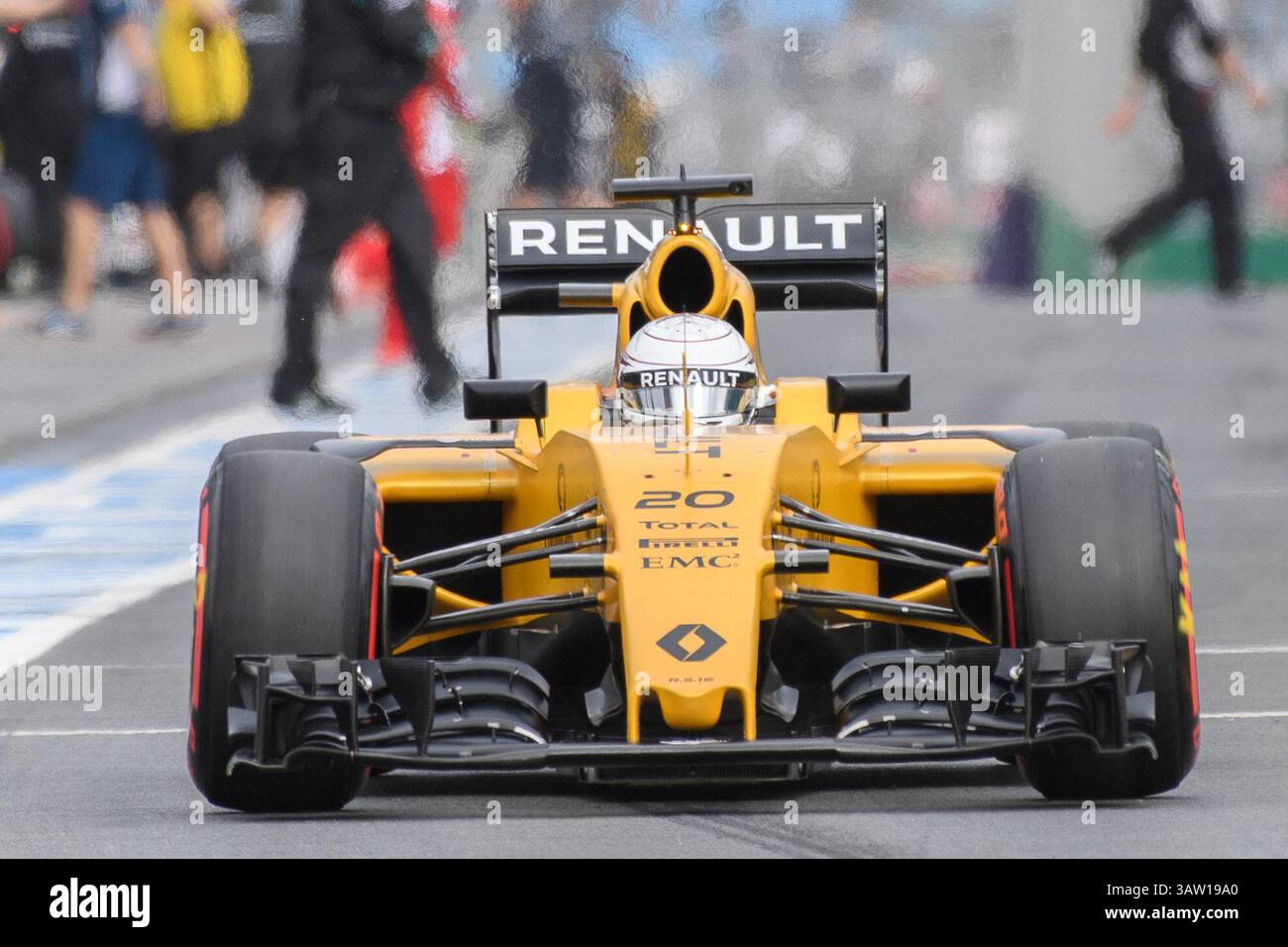 19 marzo 2016: Kevin Magnussen (DEN) n. 20 del team Renault Sport F1 lascia i box per le qualifiche al Gran Premio di Formula 1 australiano 2016 ad Albert Park, Melbourne, Australia. Sydney Low/Cal Sport Media (immagine di credito: © Sydney Low/CSM tramite cavo ZUMA) Foto Stock