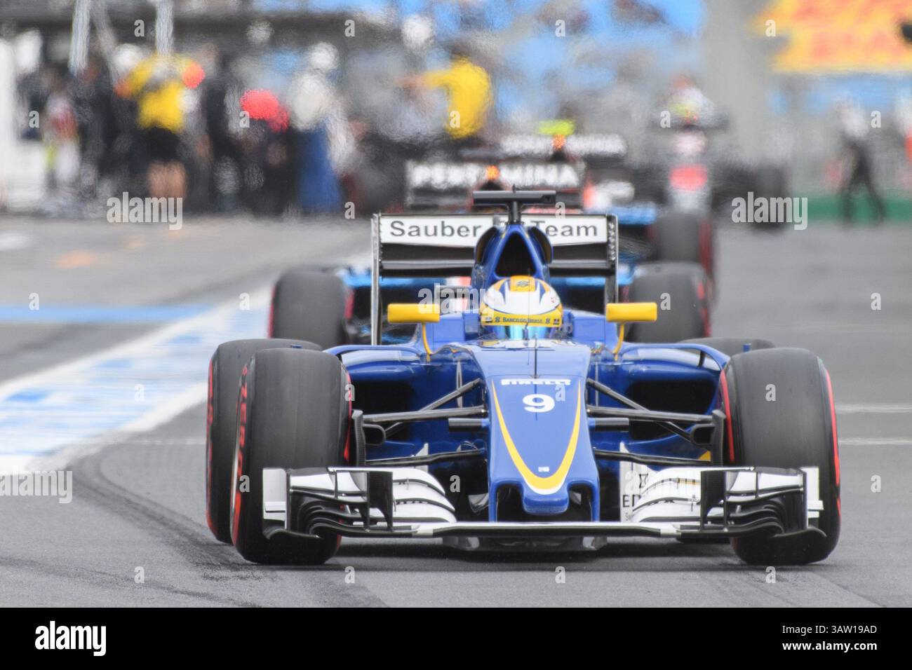 19 marzo 2016: Marcus Ericsson (SWE) n. 9 del Sauber F1 Team lascia i box per le qualifiche al Gran Premio di Formula 1 australiano 2016 ad Albert Park, Melbourne, Australia. Sydney Low/Cal Sport Media (immagine di credito: © Sydney Low/CSM tramite cavo ZUMA) Foto Stock