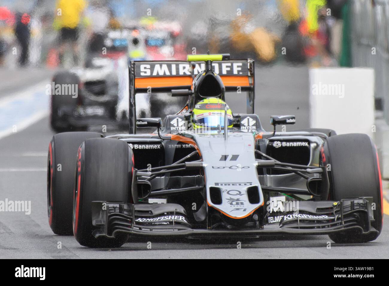 19 marzo 2016: Sergio Perez (mex) n. 11 del team di F1 Sahara Force India lascia i box per le qualifiche al Gran Premio di Formula 1 australiano 2016 ad Albert Park, Melbourne, Australia. Sydney Low/Cal Sport Media (immagine di credito: © Sydney Low/CSM tramite cavo ZUMA) Foto Stock