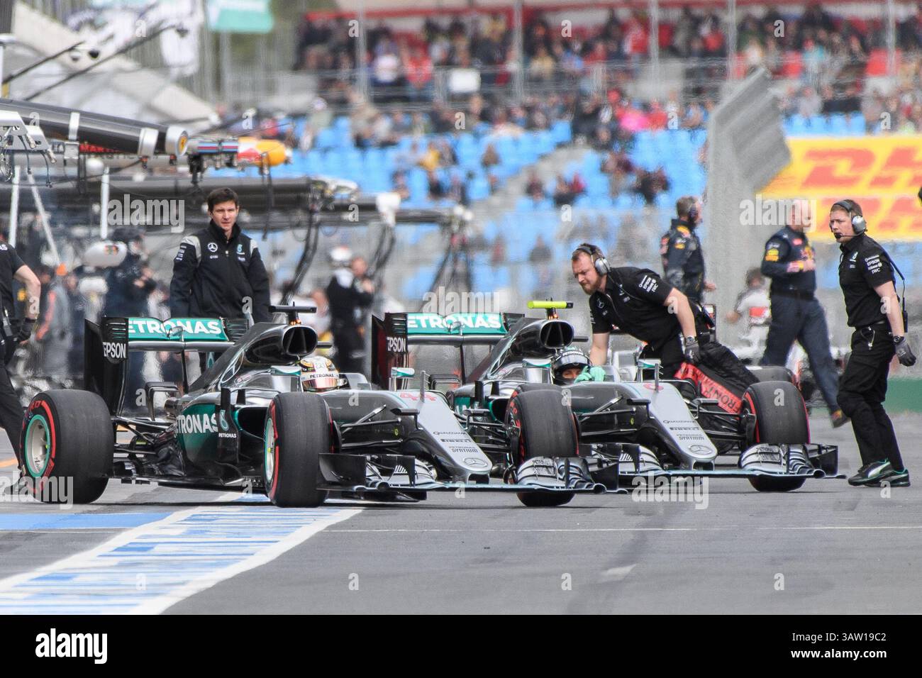 19 marzo 2016 - Melbourne, Australia - il team Mercedes AMG Petronas prepara Lewis Hamilton (GBR) #44 e Nico Rosberg (DEU) #6 a lasciare i box durante le qualifiche per il Gran Premio d'Australia di Formula 1, ad Albert Park. (Immagine di credito: © Sydney Low/CSM tramite filo ZUMA) Foto Stock