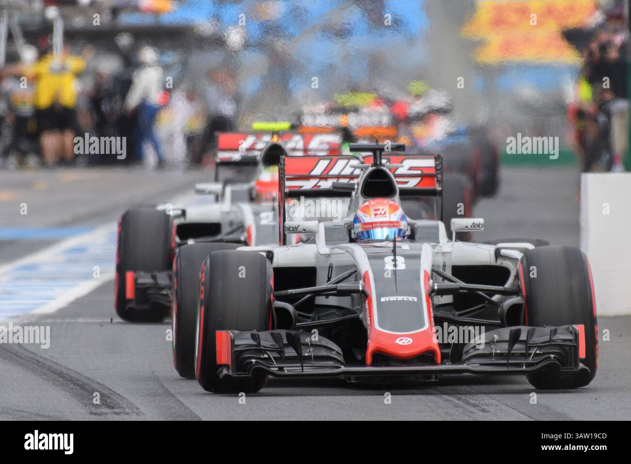 19 marzo 2016: Romain Grosjean (fra) #8 del team Haas F1 lascia i box per le qualifiche al Gran Premio d'Australia di Formula 1 2016 ad Albert Park, Melbourne, Australia. Sydney Low/Cal Sport Media (immagine di credito: © Sydney Low/CSM tramite cavo ZUMA) Foto Stock