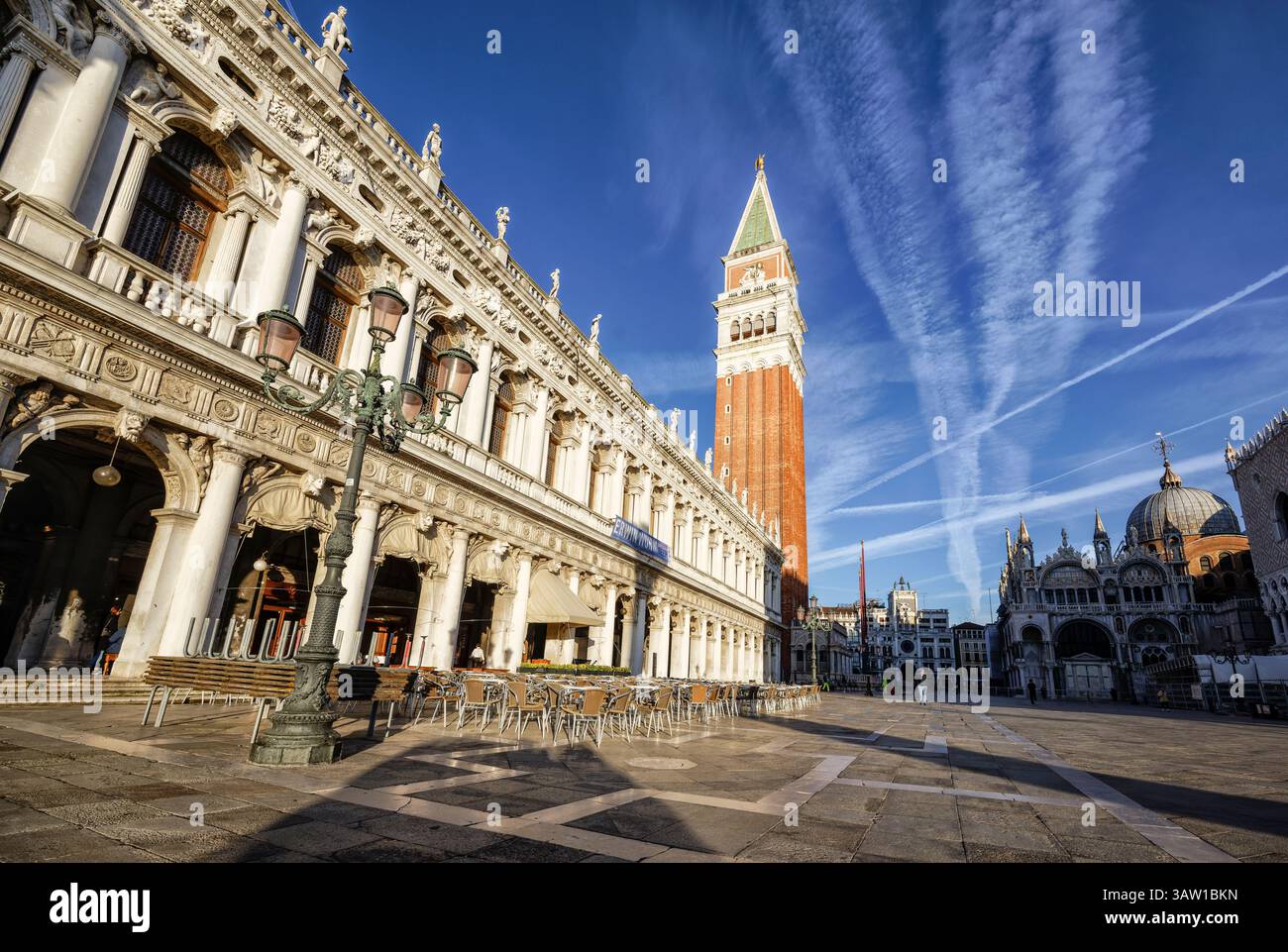 Biblioteca Marciana e campanile in stile rinascimentale veneziano presso la Basilica di San Marco Piazza San Marco, San Marco, Venezia con contrafforti in alto. Foto Stock