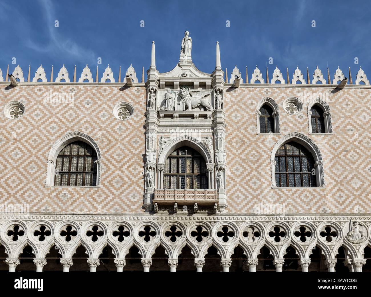 Dettaglio del Palazzo Ducale o della facciata gotica veneziana di Palazzo Ducale in Piazza San Marco, San Marco, Venezia Foto Stock