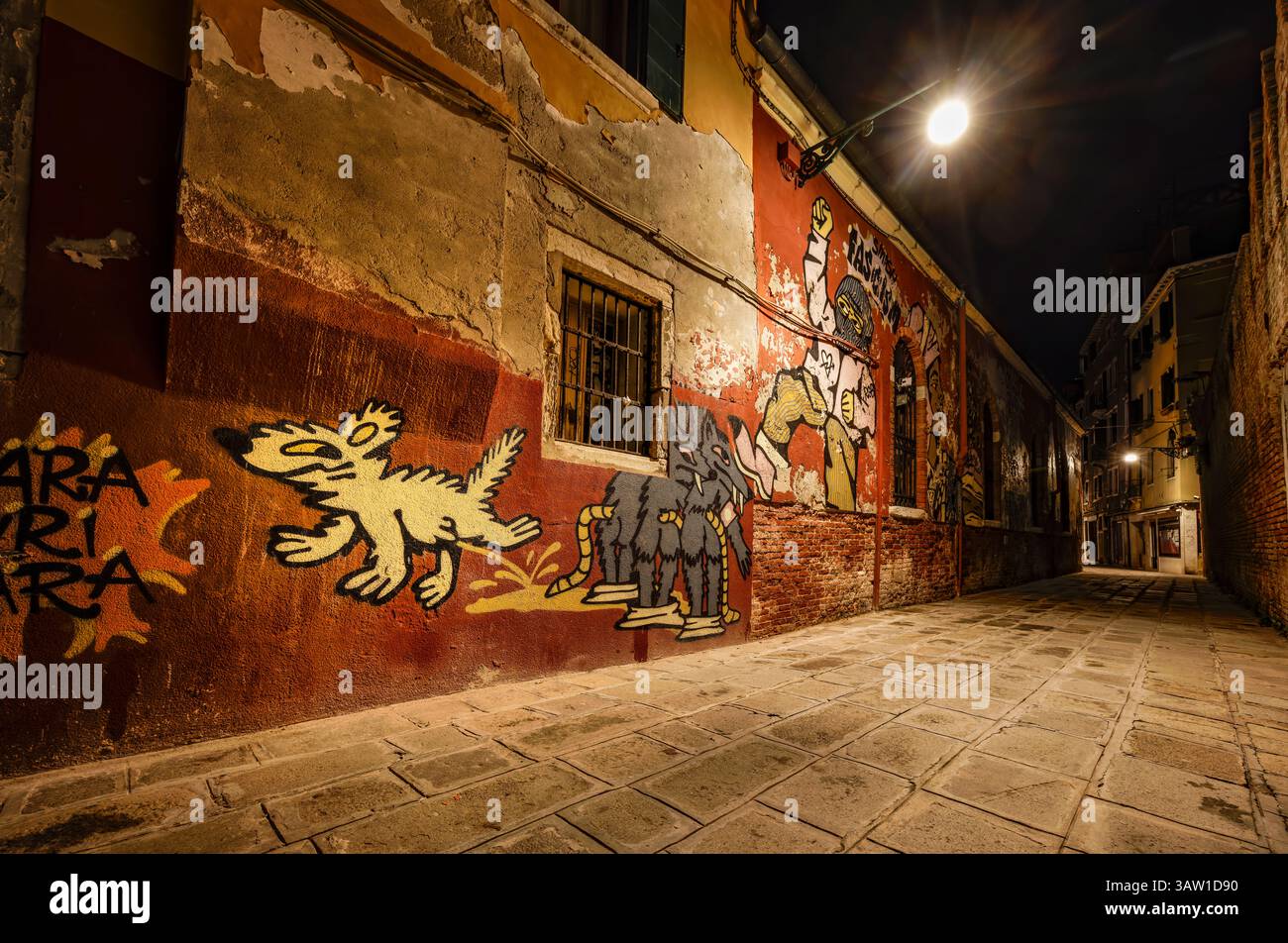 Street art e graffiti di notte a Salizada San Francesco, una zona residenziale di Castello, Venezia Foto Stock