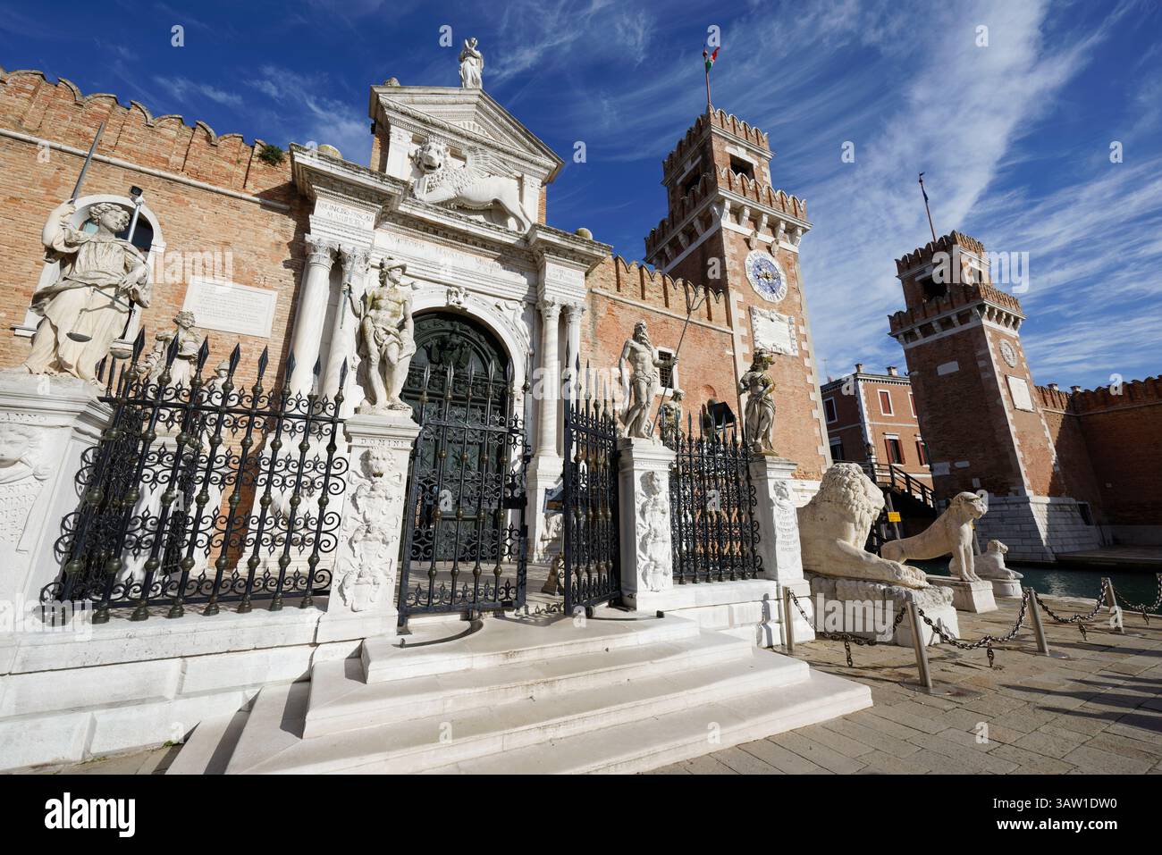 Ingresso all'Arsenale ex cantieri navali storici della fondamenta Arsenale e del canale rio dell'Arsenale, Castello, Venezia Foto Stock