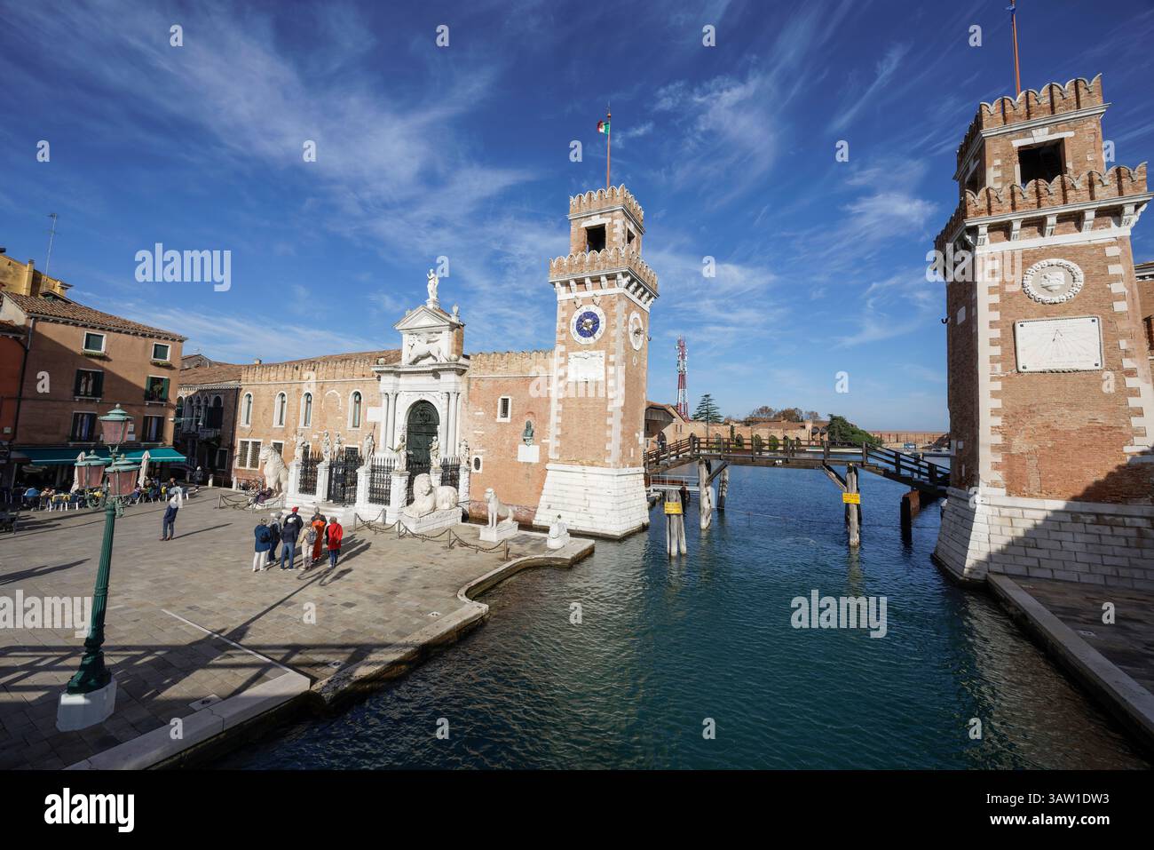 Ingresso all'Arsenale ex cantieri navali storici con fondamenta Arsenale (a destra) e il canale rio dell'Arsenale, Castello, Venezia Foto Stock