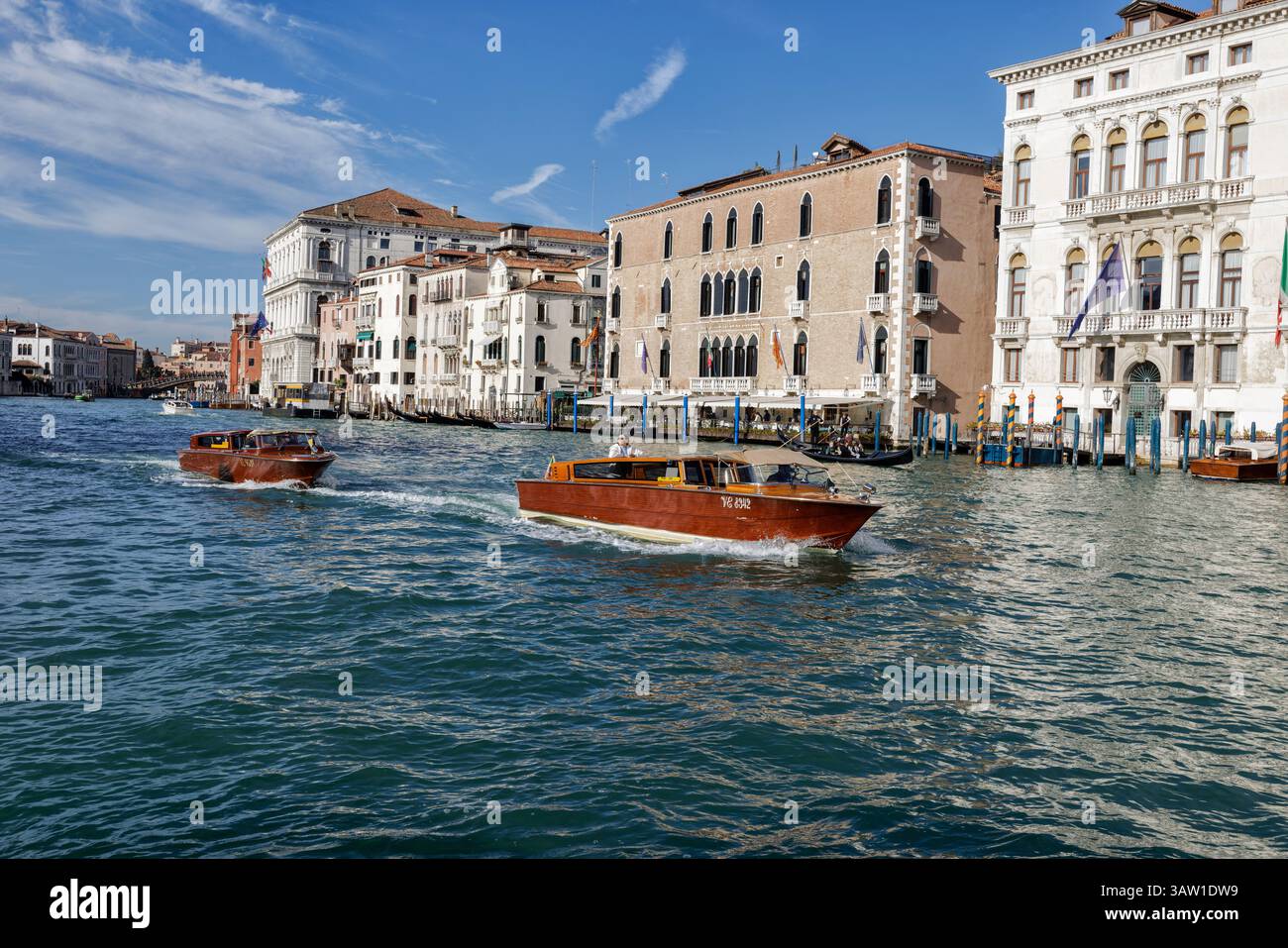 Pass per taxi d'acqua in legno presso Palazzo Gritti-Pisani ora Hotel Gritti Palace sul Canal grande vicino al molo d'imbarco del Giglio a San Marco, Venezia Foto Stock