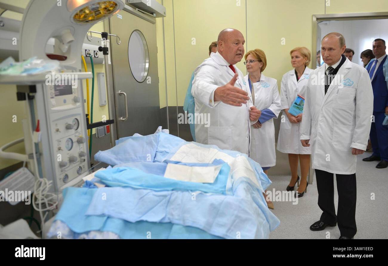 1 giugno 2016 - Mosca, Russia - il presidente russo Vladimir Putin durante una visita al nuovo accademico Kulakov Centro federale di ricerca di Ostetricia, Ginecologia e Perinatologia ospedale prenatale 1 giugno 2016 a Mosca, Russia. Ad accompagnare Putin ci sono il direttore Gennady Sukhikh, a sinistra, il ministro della sanità Veronika Skvortsova, il centro, e il vice primo ministro Olga Golodets. (Immagine di credito: © Alexei Druzhinin/Planet Pix via ZUMA Wire) Foto Stock