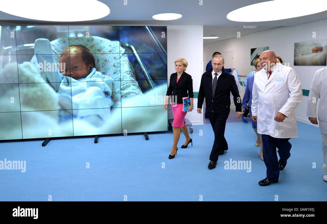 1 giugno 2016 - Mosca, Russia - il presidente russo Vladimir Putin durante una visita al nuovo accademico Kulakov Centro federale di ricerca di Ostetricia, Ginecologia e Perinatologia ospedale prenatale 1 giugno 2016 a Mosca, Russia. Ad accompagnare Putin ci sono il direttore Gennady Sukhikh, giusto, e il vice primo ministro Olga Golodets. (Immagine di credito: © Alexei Druzhinin/Planet Pix via ZUMA Wire) Foto Stock