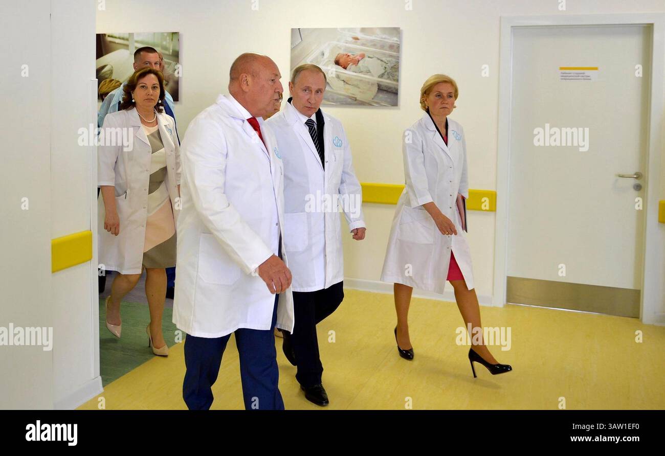 1 giugno 2016 - Mosca, Russia - il presidente russo Vladimir Putin durante una visita al nuovo accademico Kulakov Centro federale di ricerca di Ostetricia, Ginecologia e Perinatologia ospedale prenatale 1 giugno 2016 a Mosca, Russia. Ad accompagnare Putin ci sono il direttore Gennady Sukhikh, a sinistra, e il vice primo ministro Olga Golodets. (Immagine di credito: © Alexei Druzhinin/Planet Pix via ZUMA Wire) Foto Stock