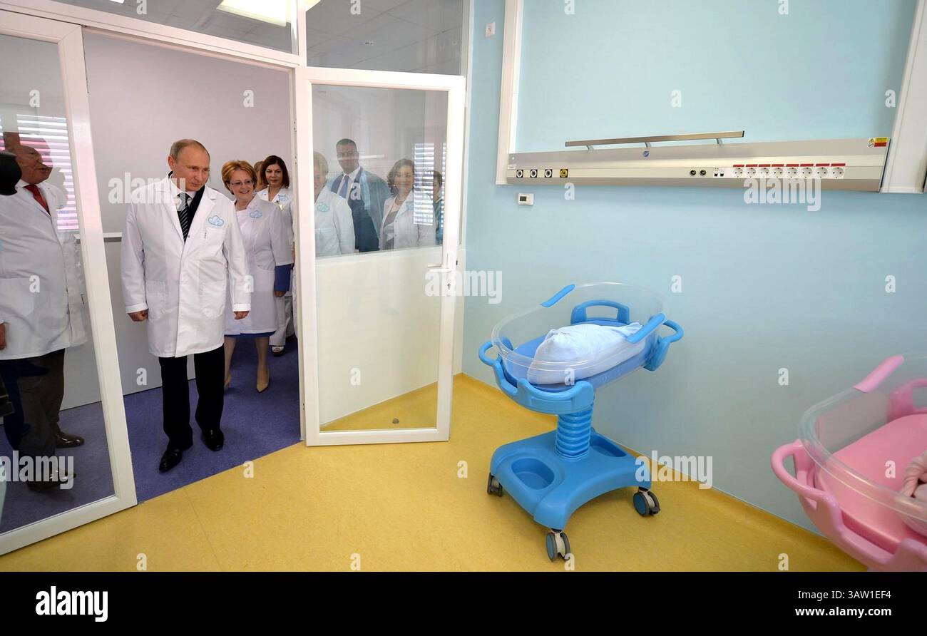 1 giugno 2016 - Mosca, Russia - il presidente russo Vladimir Putin durante una visita al nuovo accademico Kulakov Centro federale di ricerca di Ostetricia, Ginecologia e Perinatologia ospedale prenatale 1 giugno 2016 a Mosca, Russia. Ad accompagnare Putin c'è il ministro dell'assistenza sanitaria Veronika Skvortsova. (Immagine di credito: © Alexei Druzhinin/Planet Pix via ZUMA Wire) Foto Stock
