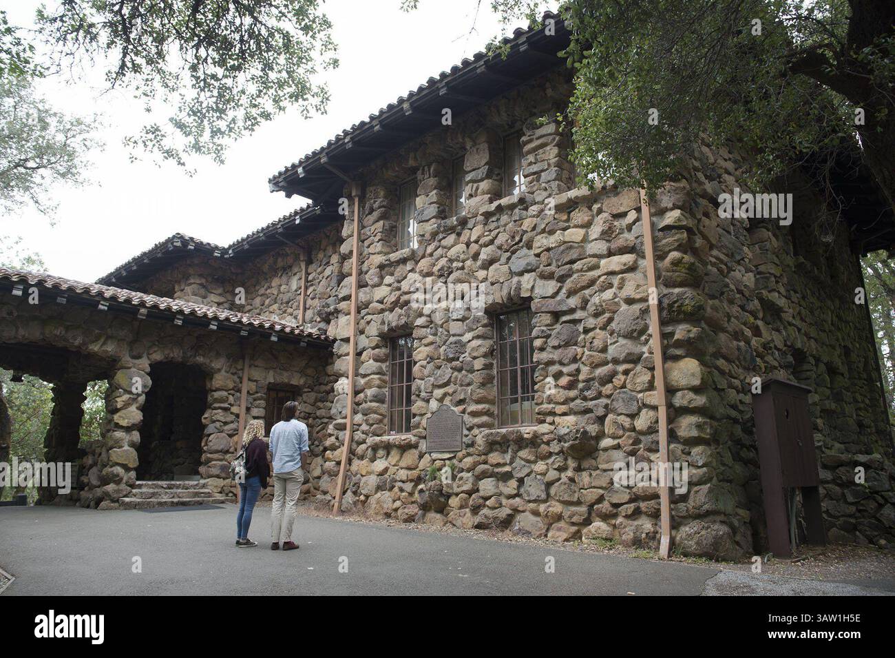 6 maggio 2016 - Glen Ellen, California, Stati Uniti - una coppia ha letto il cartello storico sul muro del museo "House of Happy Walls" al Jack London State Historic Park giovedì 5 maggio 2016 a Glen Ellen, California (immagine di credito: © Randy Pench/Sacramento Bee via ZUMA Wire) Foto Stock