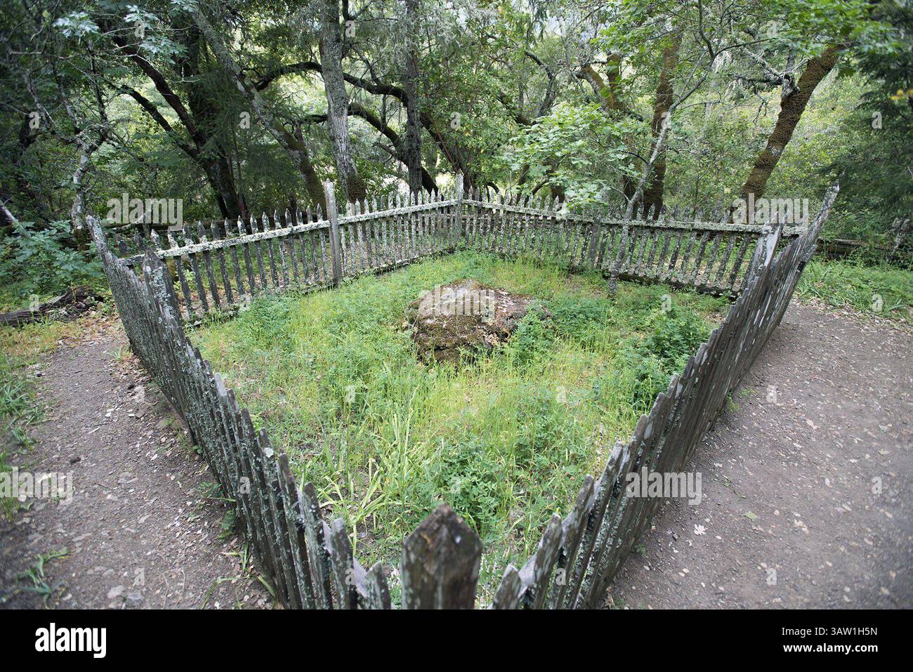 6 maggio 2016 - Glen Ellen, California, Stati Uniti - Jack London, morto nel 1916, ha fatto mettere le sue ceneri sotto una roccia, centro, sulla cima di un knoll nella sua proprietà 'Happy Ranch' a Glen Ellen dove rimangono oggi, che è ora Jack London State Historic Park giovedì 5 maggio 2016 a Glen Ellen, California. Quest'anno segna il 100 ° anniversario della morte di Londra. (Immagine di credito: © Randy Pench/Sacramento Bee via ZUMA Wire) Foto Stock