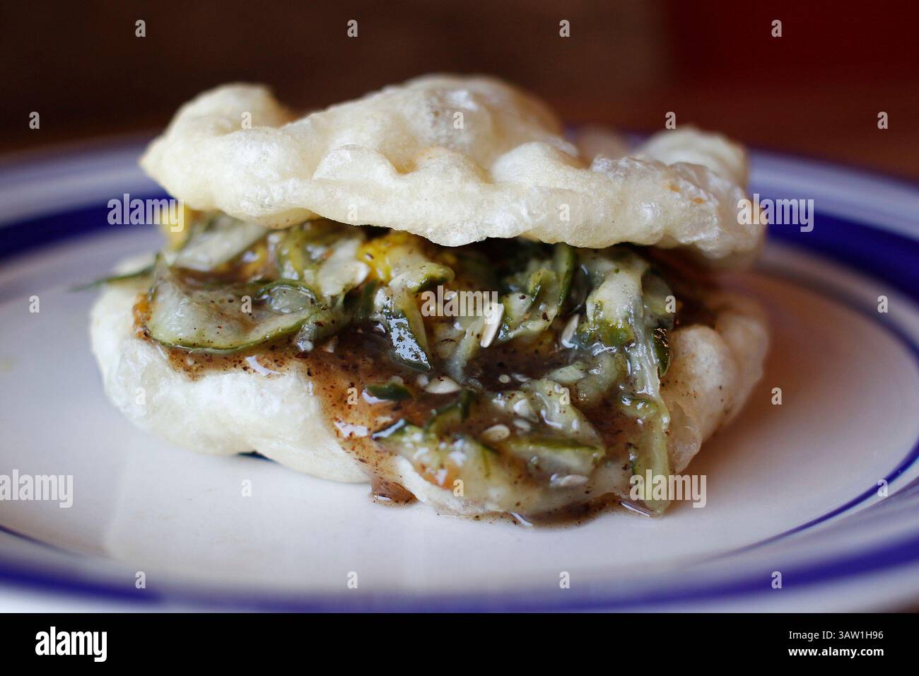 25 maggio 2016 - città, Florida, Stati Uniti - OCTAVIO JONES | Times . Un doppio ripieno di cetriolo, ceci e condimento per un gusto dolce e piccante nel menu del Tara's Roti Shop di Tampa mercoledì 25 maggio 2016. (Immagine di credito: © Octavio Jones/Tampa Bay Times tramite ZUMA Wire) Foto Stock