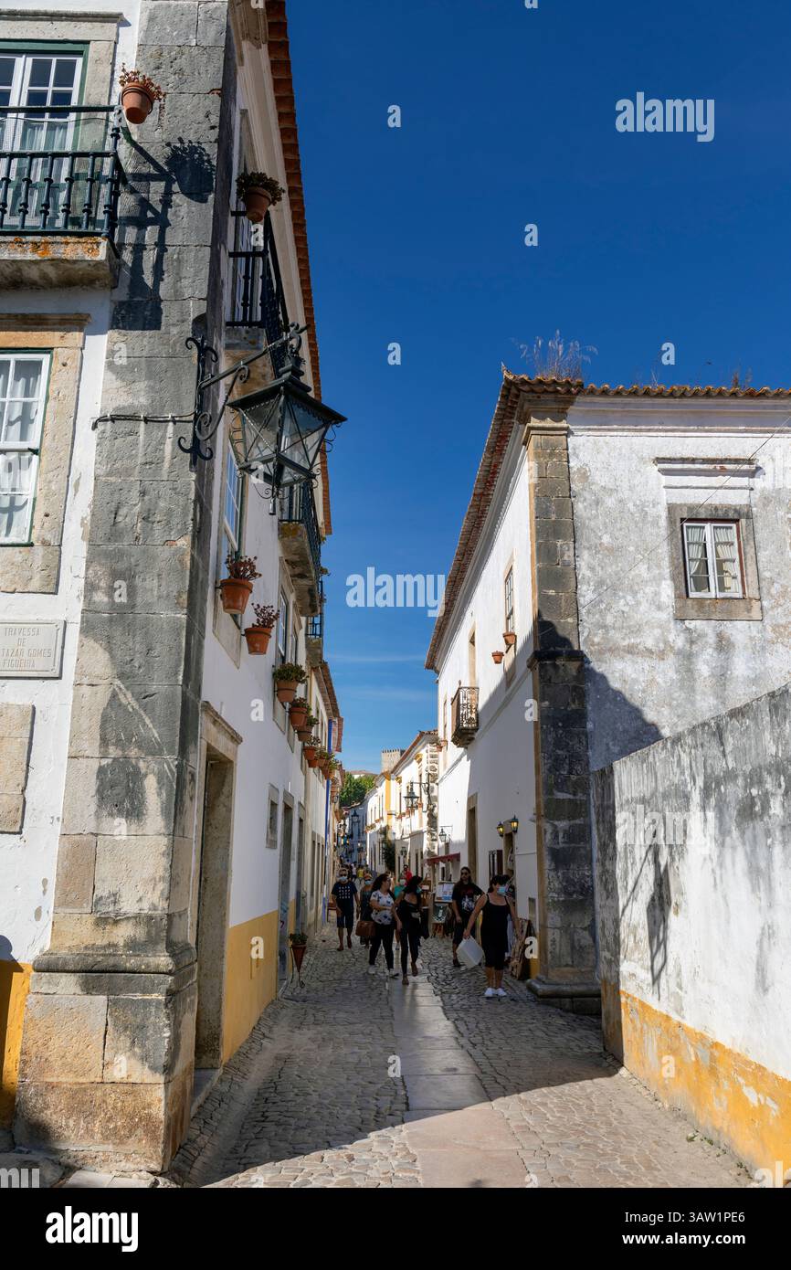 Portogallo, regione di Oeste, Óbidos, architettura tradizionale su Rua Direita all'interno della storica Cittadella murata Foto Stock