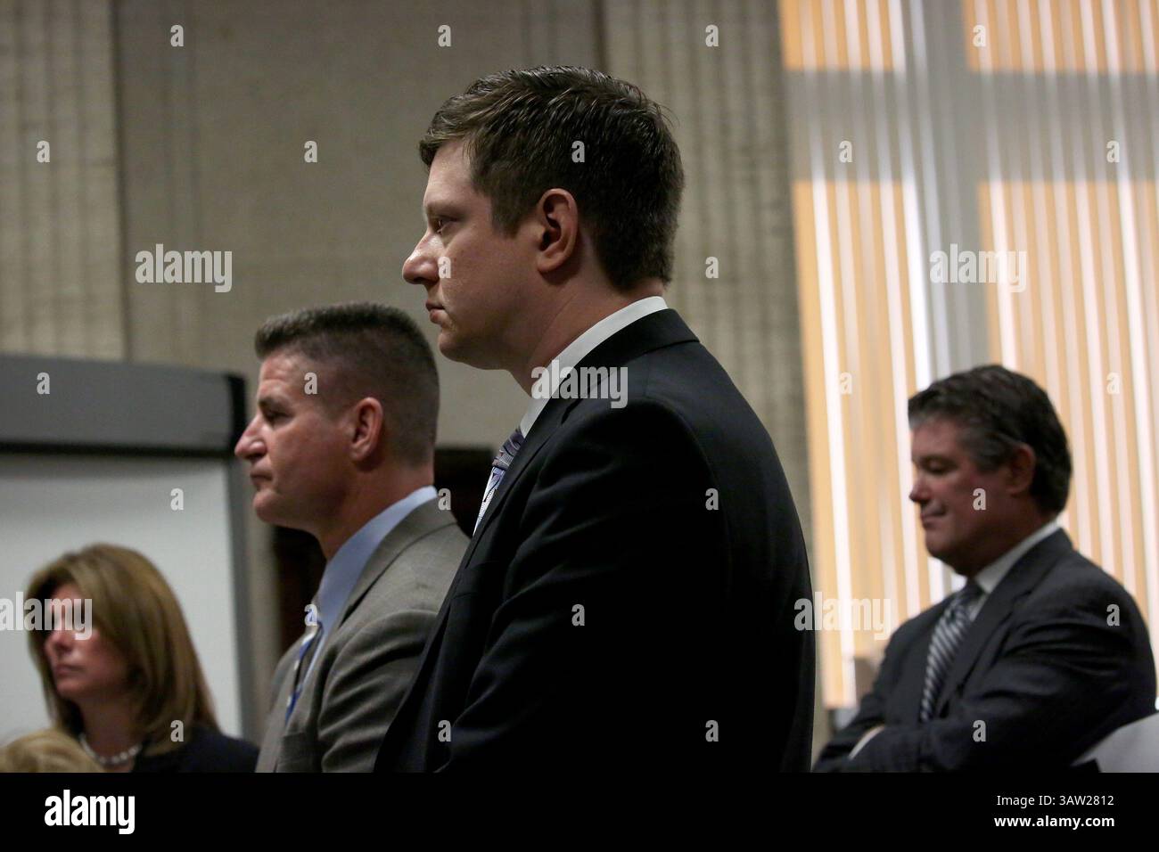 5 maggio 2016 - Chicago, Illinois, USA - il procuratore Lynn McCarthy, di sinistra, l'avvocato della difesa Dan Herbert, Jason Van Dyke e l'avvocato della difesa Randy Rueckert si presentano davanti al giudice Vincent Gaughan al Leighton Criminal Court Building di Chicago giovedì 5 maggio 2016. (Immagine di credito: © Nancy Stone/TNS via ZUMA Wire) Foto Stock