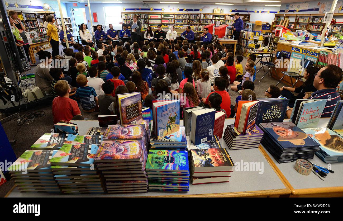 4 maggio 2016 - Albuquerque, NEW MEXICO, Stati Uniti - 050416.gli studenti delle elementari Alvarado mettono in valigia la biblioteca scolastica della North Valley prima di ritirare i loro libri durante le Little Free Libraries sponsorizzate da Conn's Home Plus. Fotografato mercoledì 4 maggio 2016. Adolphe Pierre-Louis/JOURNAL. (Immagine di credito: © Adolphe Pierre-Louis/Albuquerque Journal via ZUMA Wire) Foto Stock