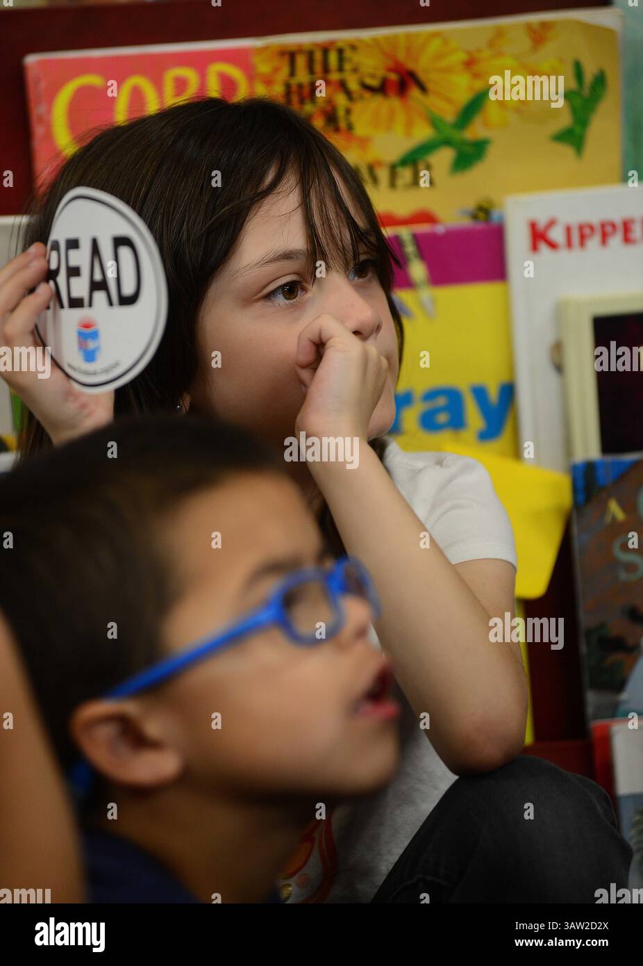 4 maggio 2016 - Albuquerque, NUOVO MESSICO, Stati Uniti - 050416.Alvarado Elementary 1st graders Michael Valencia, 6, Left and McKennah Gomez, ascoltate l'associato di Conn Michael Martinez, letto durante le Little Free Libraries sponsorizzate da Conn's Home Plus. Fotografato mercoledì 4 maggio 2016. Adolphe Pierre-Louis/JOURNAL. (Immagine di credito: © Adolphe Pierre-Louis/Albuquerque Journal via ZUMA Wire) Foto Stock