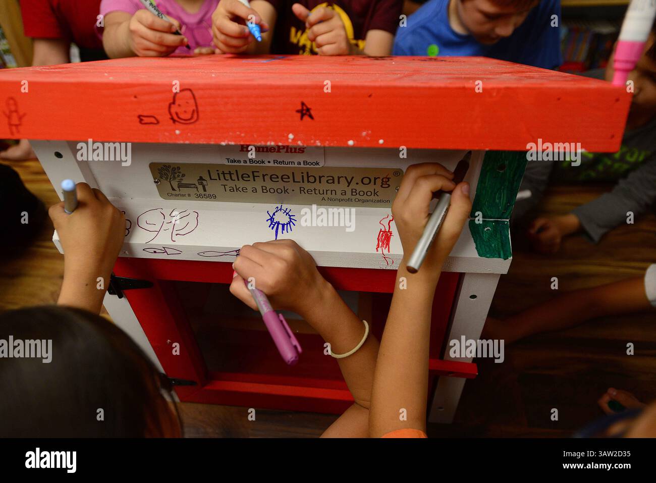 4 maggio 2016 - Albuquerque, NEW MEXICO, Stati Uniti - 050416.gli studenti delle elementari Alvarado decorano le piccole case artigianali per libri durante le Little Free Libraries sponsorizzate da Conn's Home Plus. Fotografato mercoledì 4 maggio 2016. Adolphe Pierre-Louis/JOURNAL. (Immagine di credito: © Adolphe Pierre-Louis/Albuquerque Journal via ZUMA Wire) Foto Stock