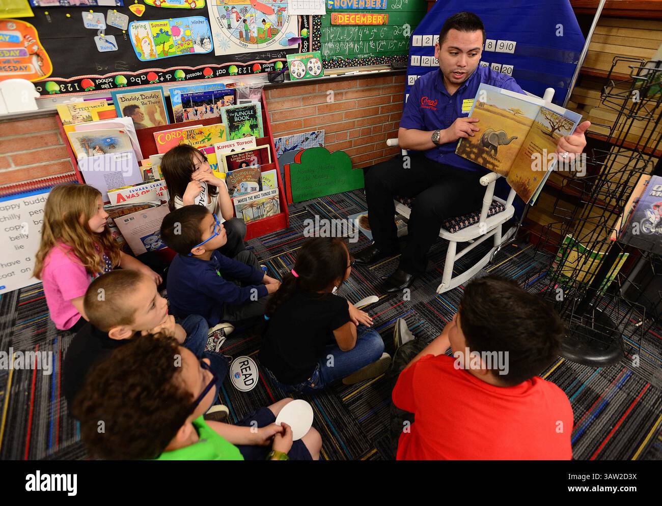 4 maggio 2016 - Albuquerque, NEW MEXICO, Stati Uniti - 050416.Alvarado Elementary 1st Graduers ascolta l'associato di Conn Michael Martinez, letto durante le Little Free Libraries sponsorizzate da Conn's Home Plus. Fotografato mercoledì 4 maggio 2016. Adolphe Pierre-Louis/JOURNAL. (Immagine di credito: © Adolphe Pierre-Louis/Albuquerque Journal via ZUMA Wire) Foto Stock