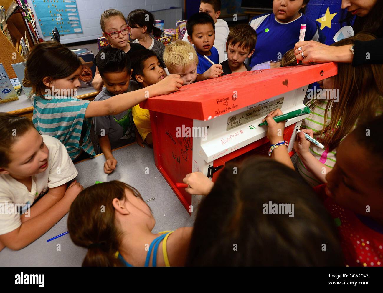 4 maggio 2016 - Albuquerque, NEW MEXICO, Stati Uniti - 050416.gli studenti delle elementari Alvarado decorano le piccole case artigianali per libri durante le Little Free Libraries sponsorizzate da Conn's Home Plus. Fotografato mercoledì 4 maggio 2016. Adolphe Pierre-Louis/JOURNAL. (Immagine di credito: © Adolphe Pierre-Louis/Albuquerque Journal via ZUMA Wire) Foto Stock